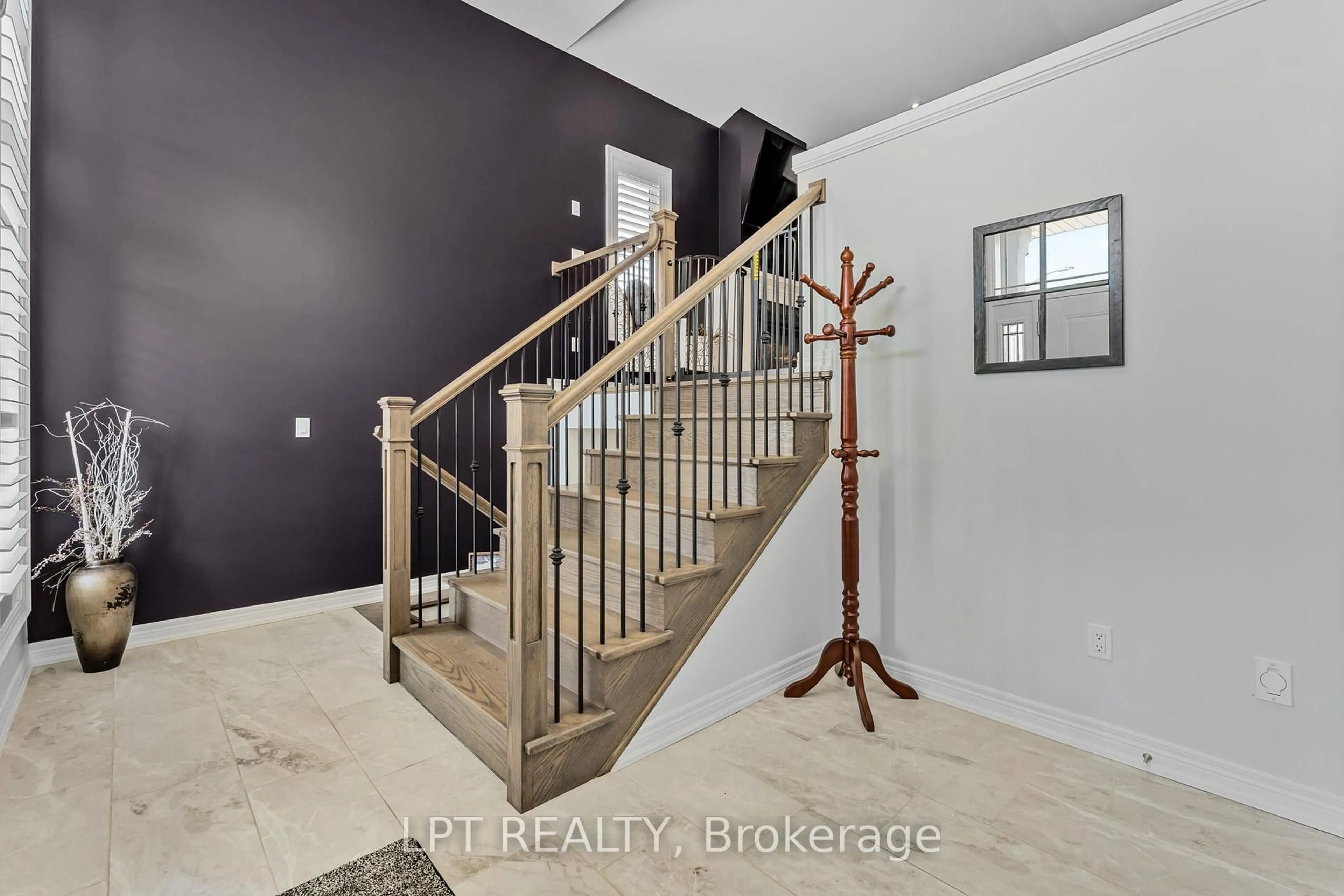 Indoor entryway for 3 Delicious Crt, Thorold Ontario L2V 0B8