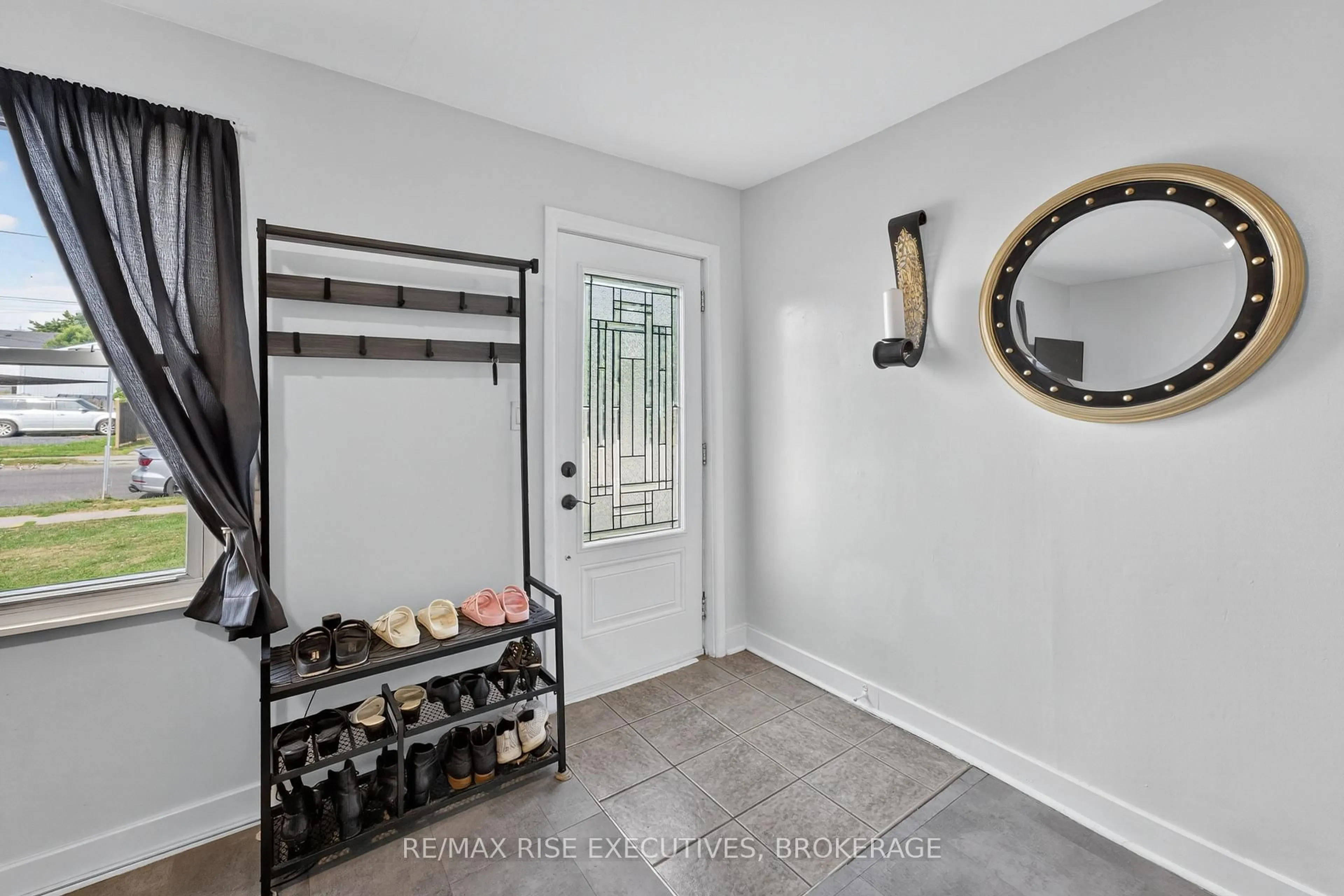 Indoor entryway for 11 Kingscourt Ave, Kingston Ontario K7K 4N6