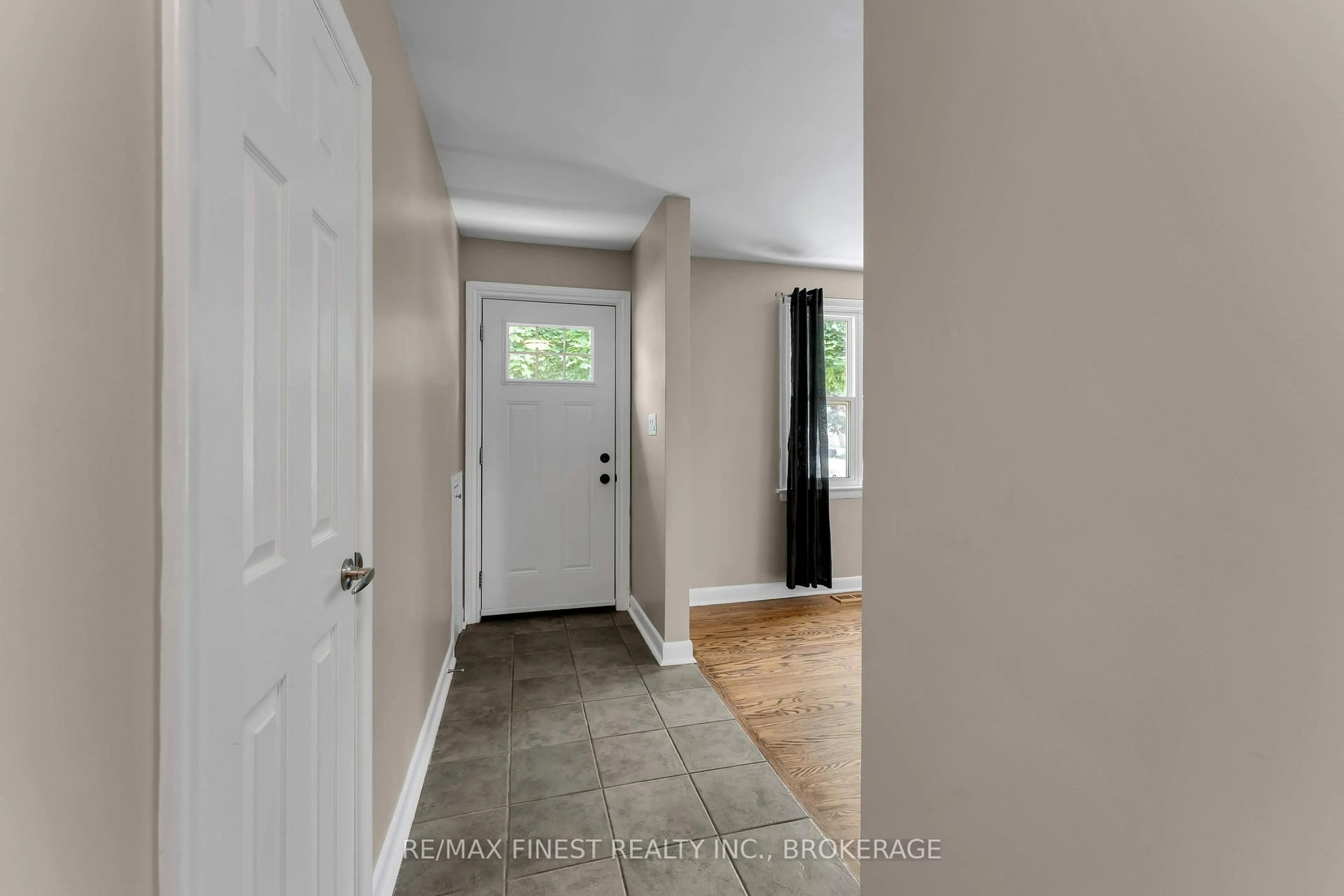 Indoor entryway for 48 Brant St, Kingston Ontario K7K 4V1