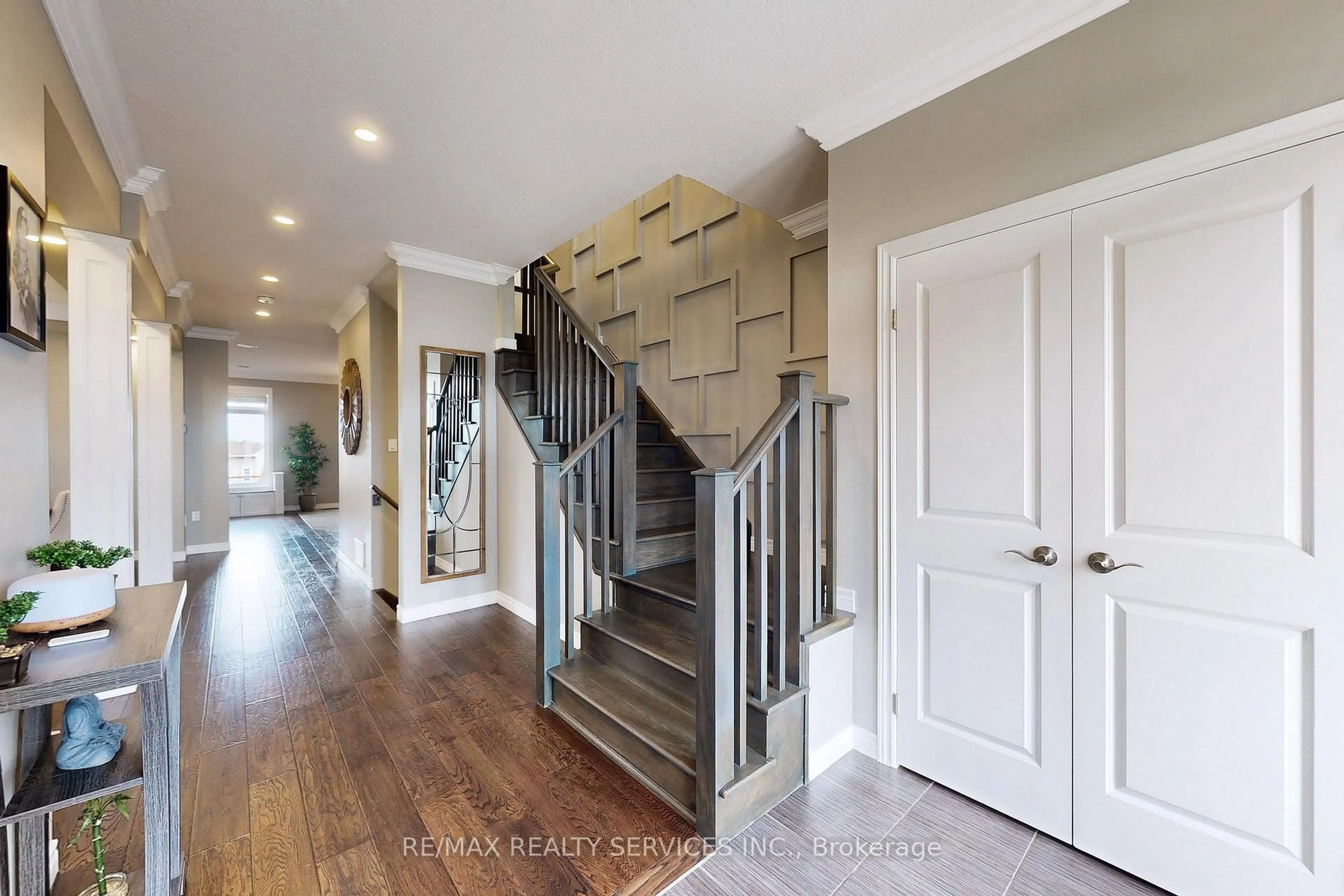 Indoor entryway for 330 Festival Way, Hamilton Ontario L0R 1C0