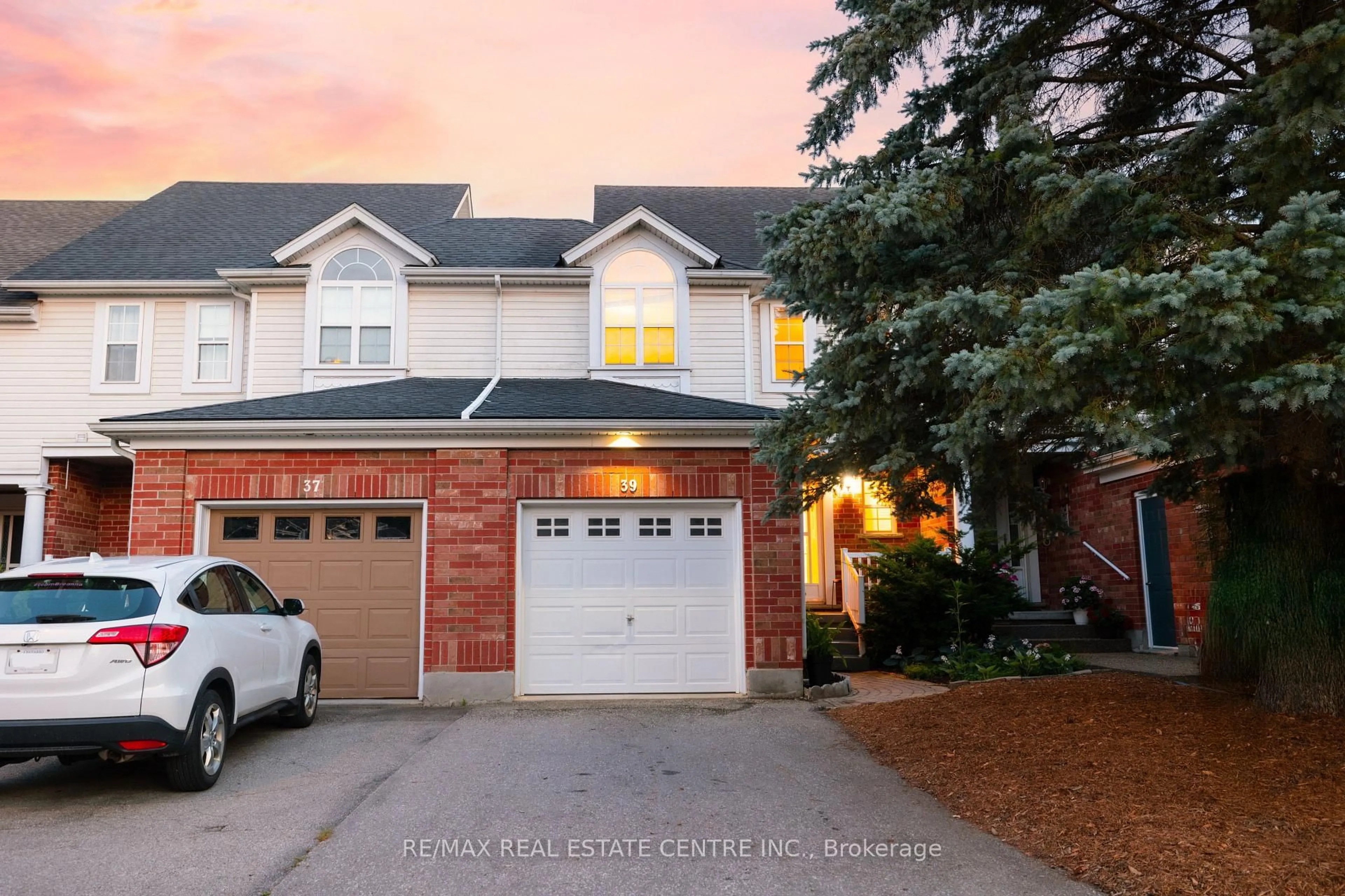 Home with brick exterior material, street for 39 Elma Pl, Cambridge Ontario N3C 4E6