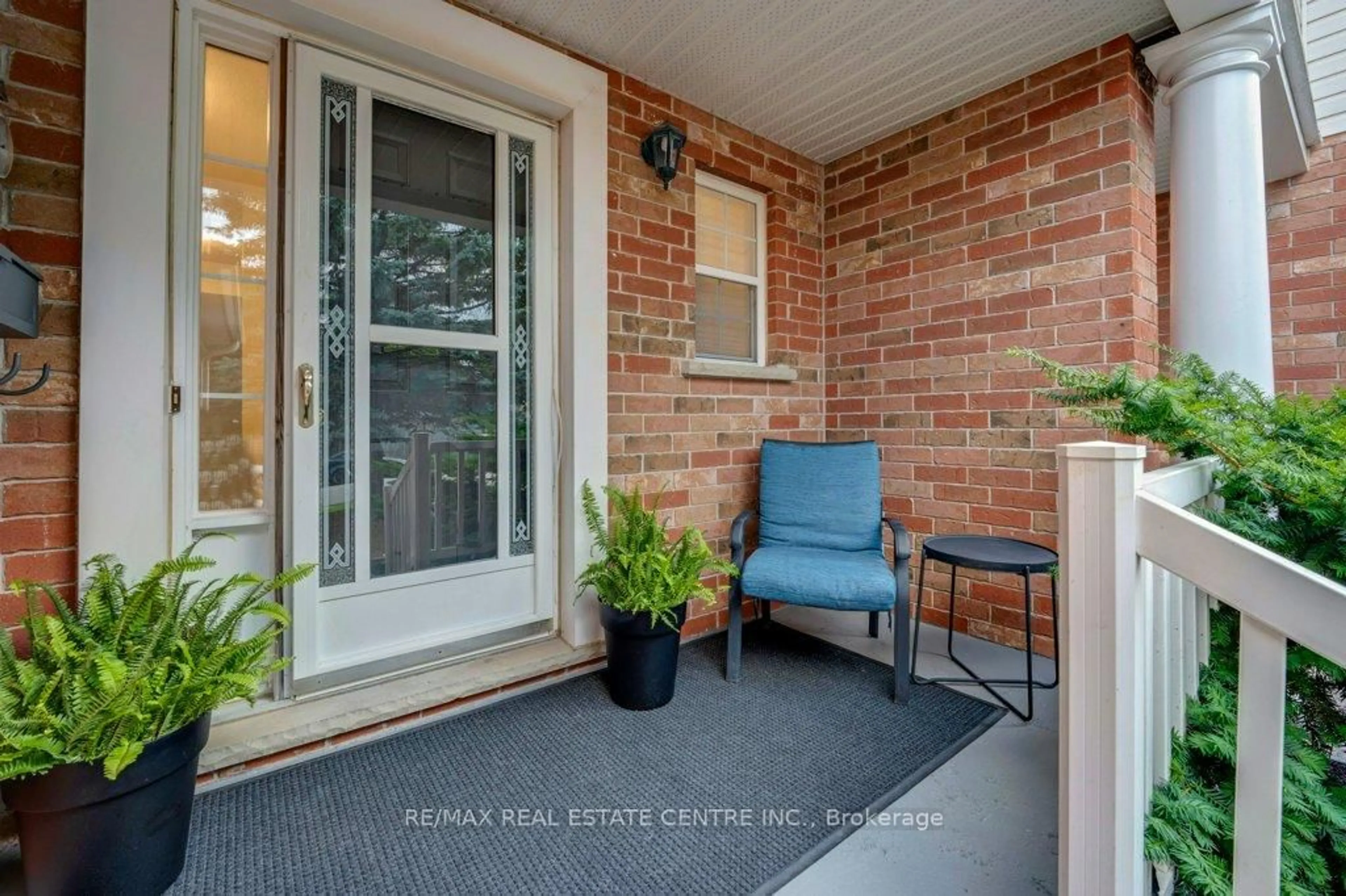 Indoor entryway for 39 Elma Pl, Cambridge Ontario N3C 4E6