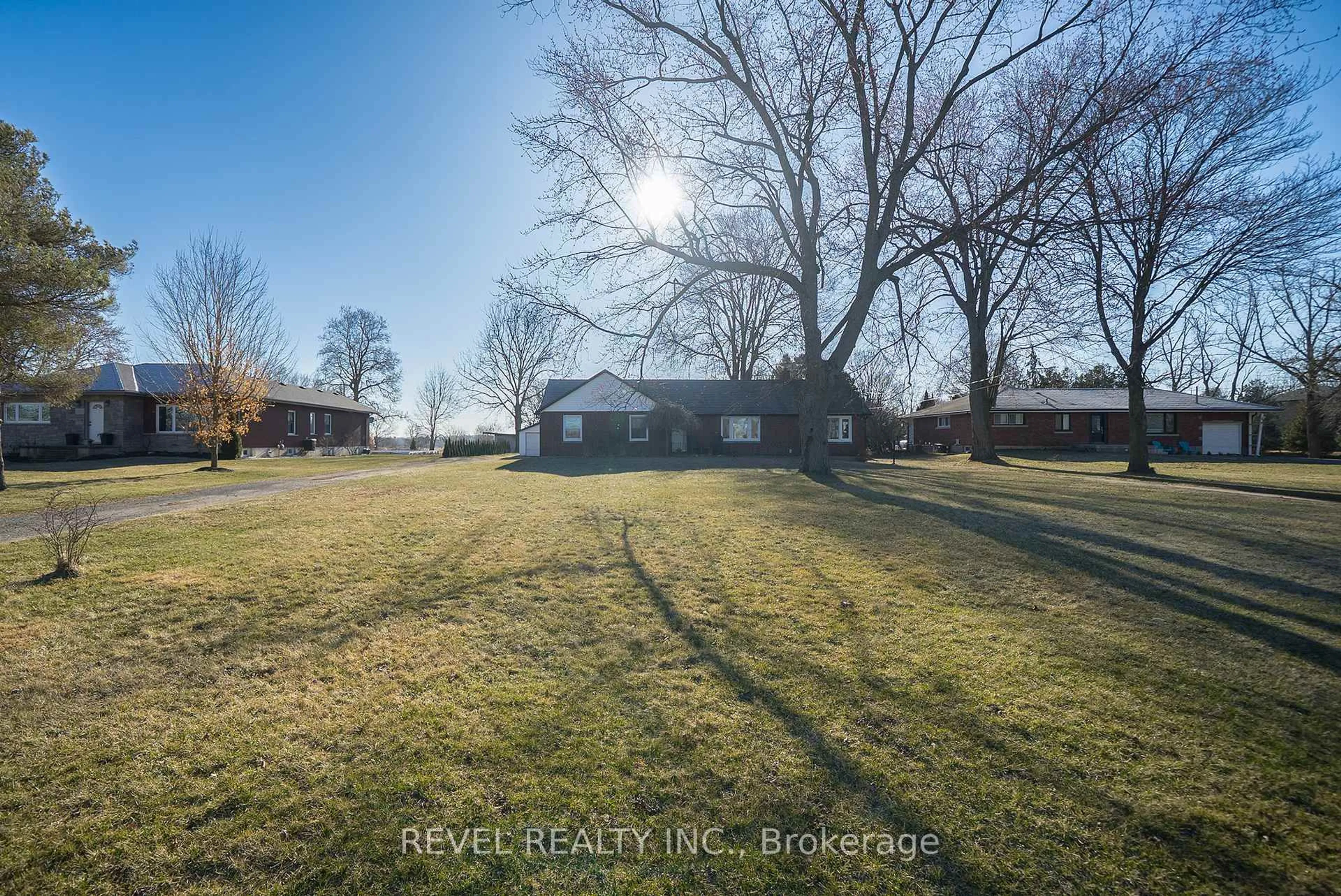 A pic from outside/outdoor area/front of a property/back of a property/a pic from drone, unknown for 530 Mount Pleasant Rd, Brantford Ontario N3T 5L5