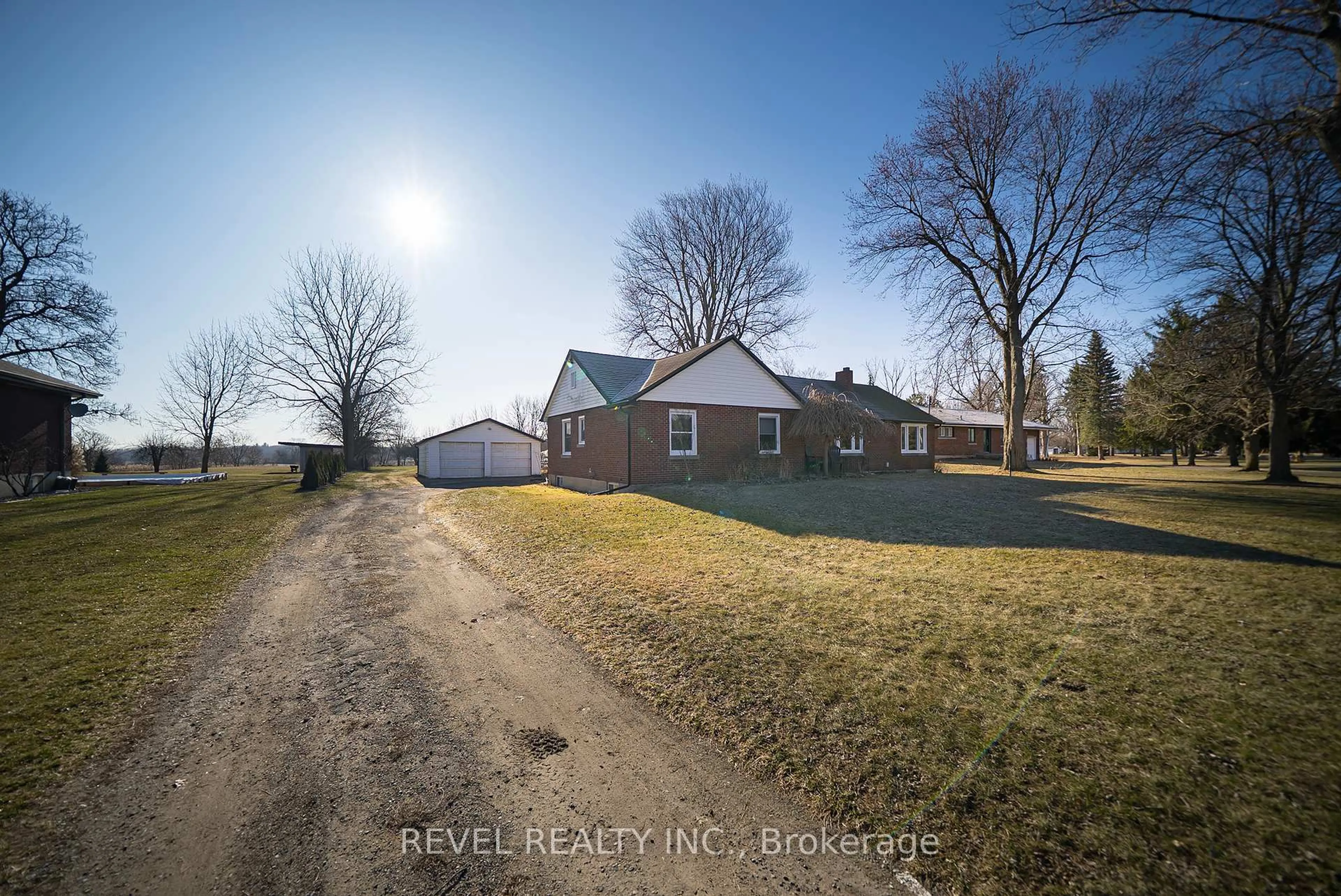 A pic from outside/outdoor area/front of a property/back of a property/a pic from drone, street for 530 Mount Pleasant Rd, Brantford Ontario N3T 5L5