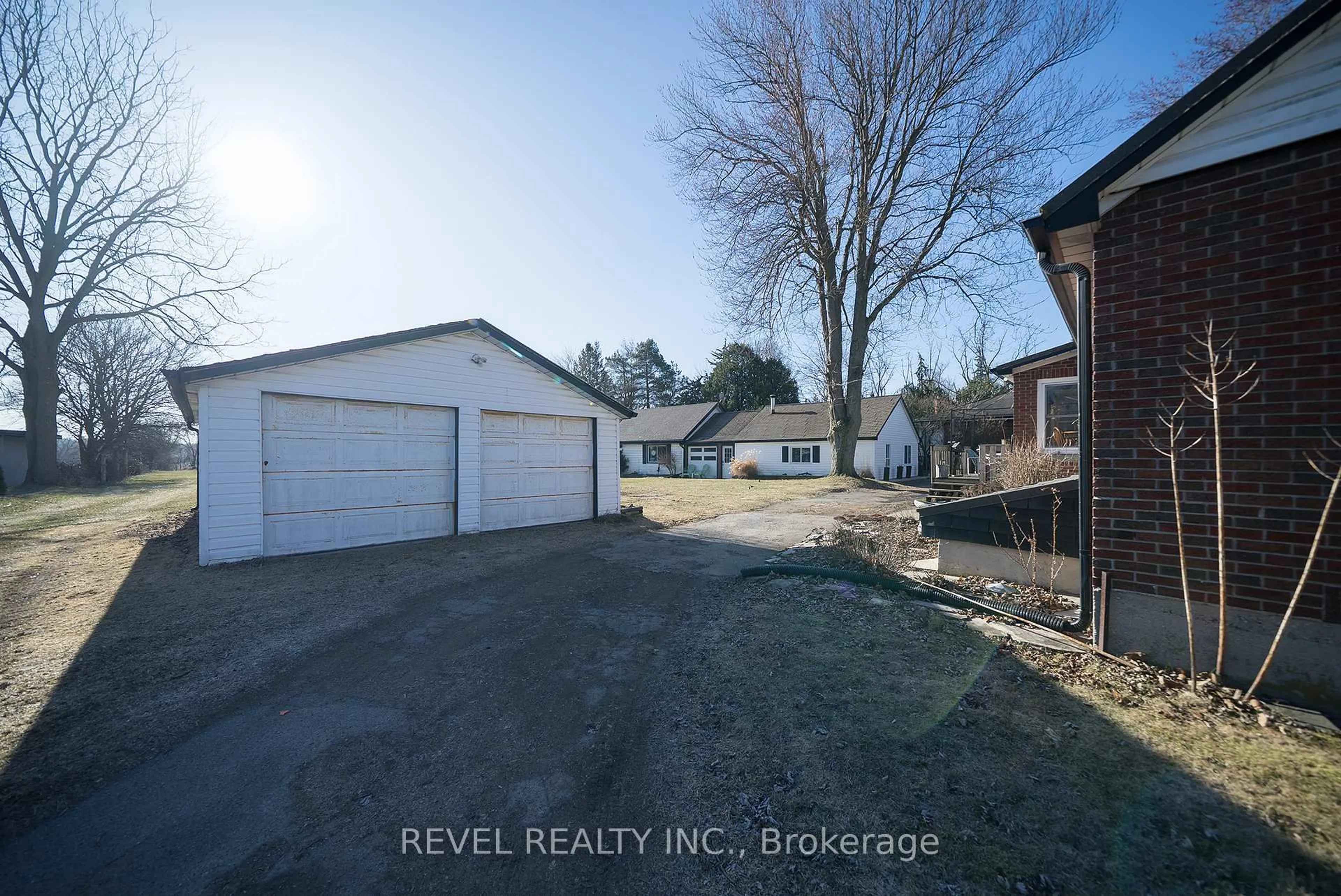 A pic from outside/outdoor area/front of a property/back of a property/a pic from drone, street for 530 Mount Pleasant Rd, Brantford Ontario N3T 5L5