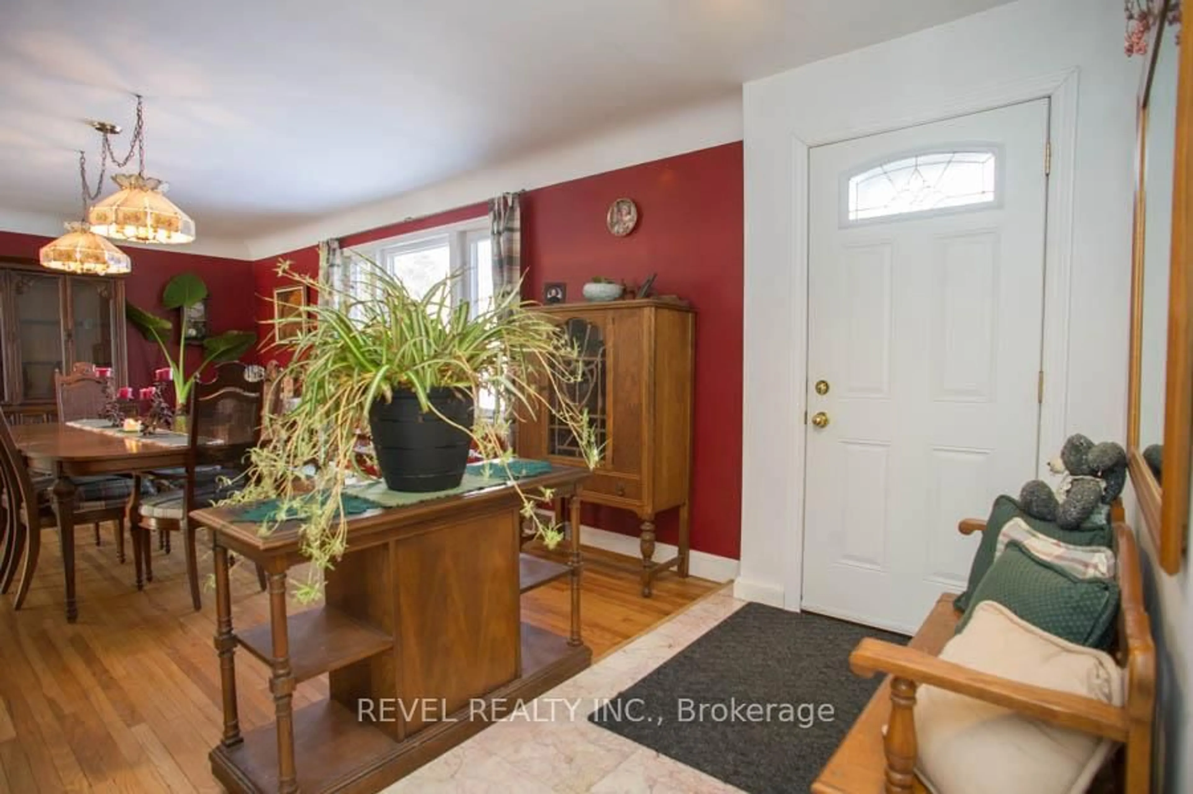 Indoor entryway for 530 Mount Pleasant Rd, Brantford Ontario N3T 5L5