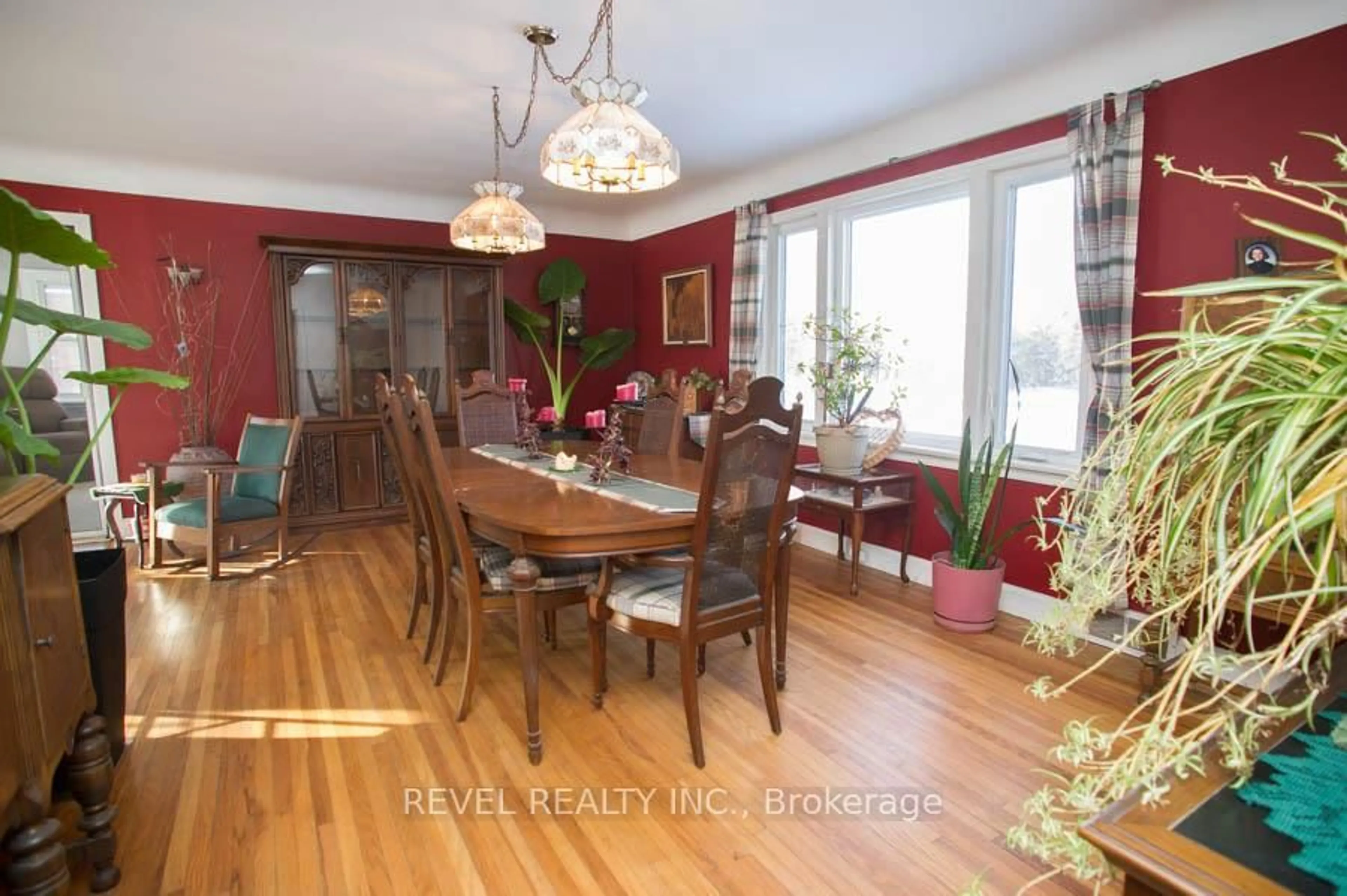 Dining room, wood/laminate floor for 530 Mount Pleasant Rd, Brantford Ontario N3T 5L5