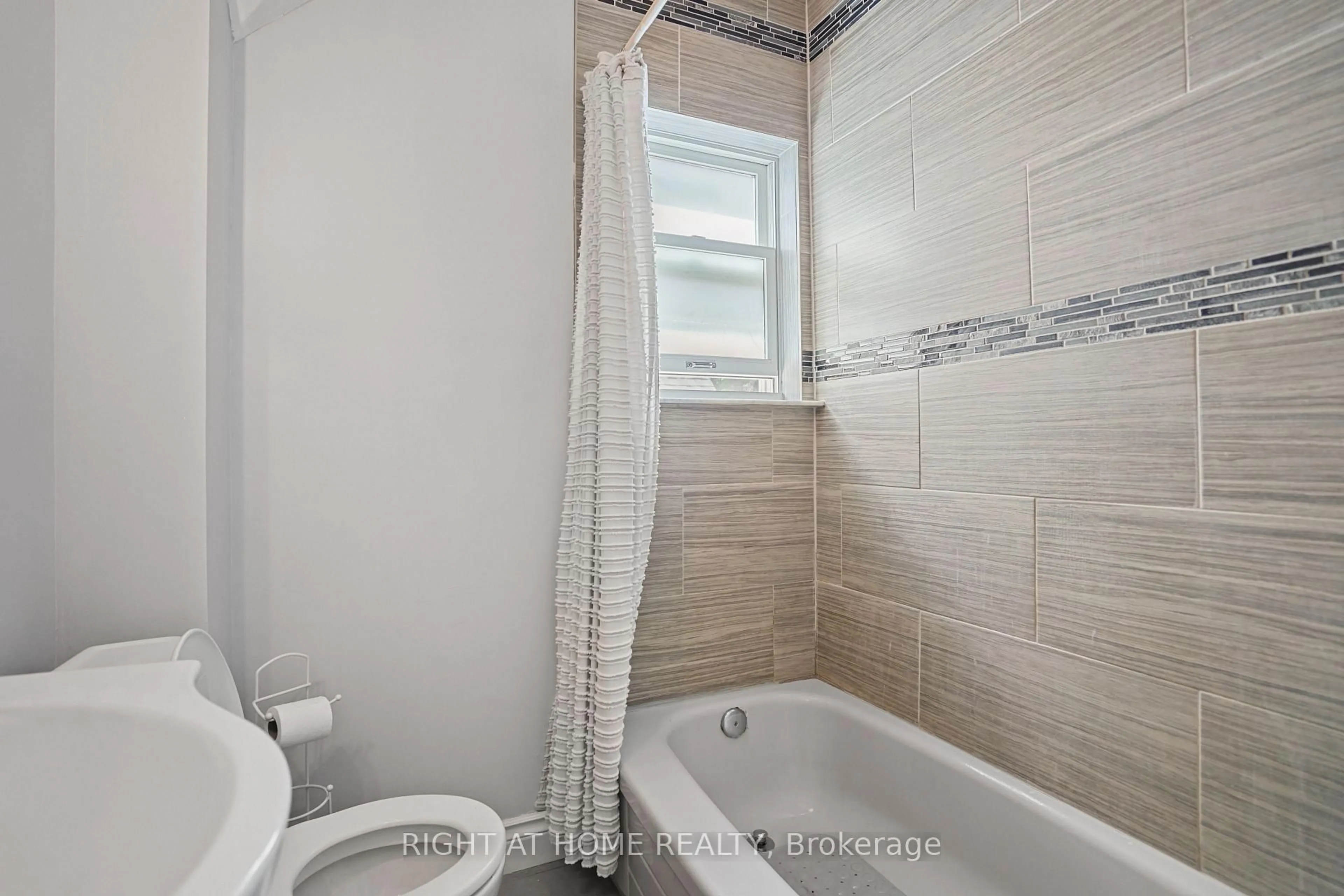 Standard bathroom, ceramic/tile floor for 58 Pandora Ave, Kitchener Ontario N2H 3C3