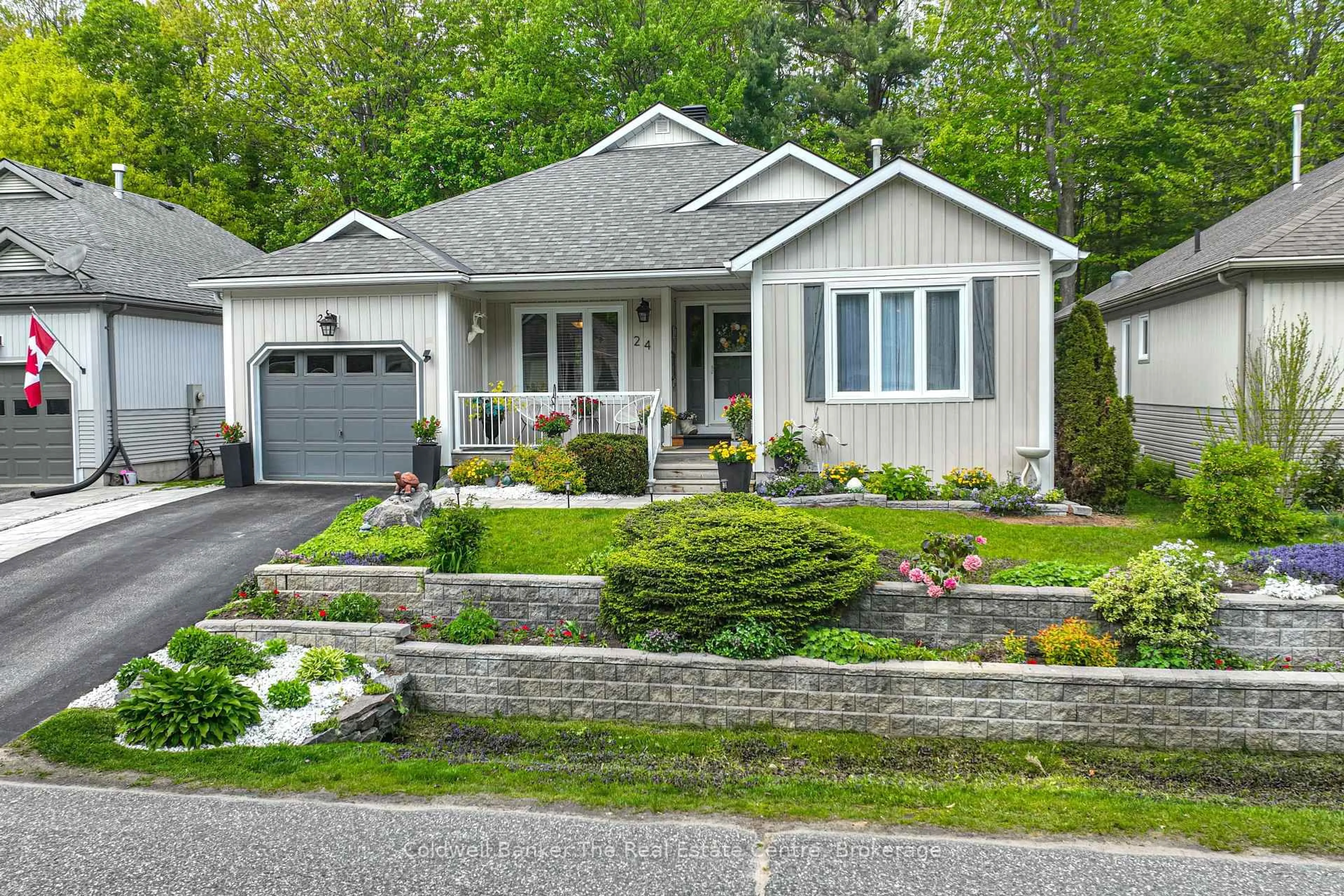 Home with vinyl exterior material, street for 24 Woodmans Chart, Gravenhurst Ontario P1P 1Y4