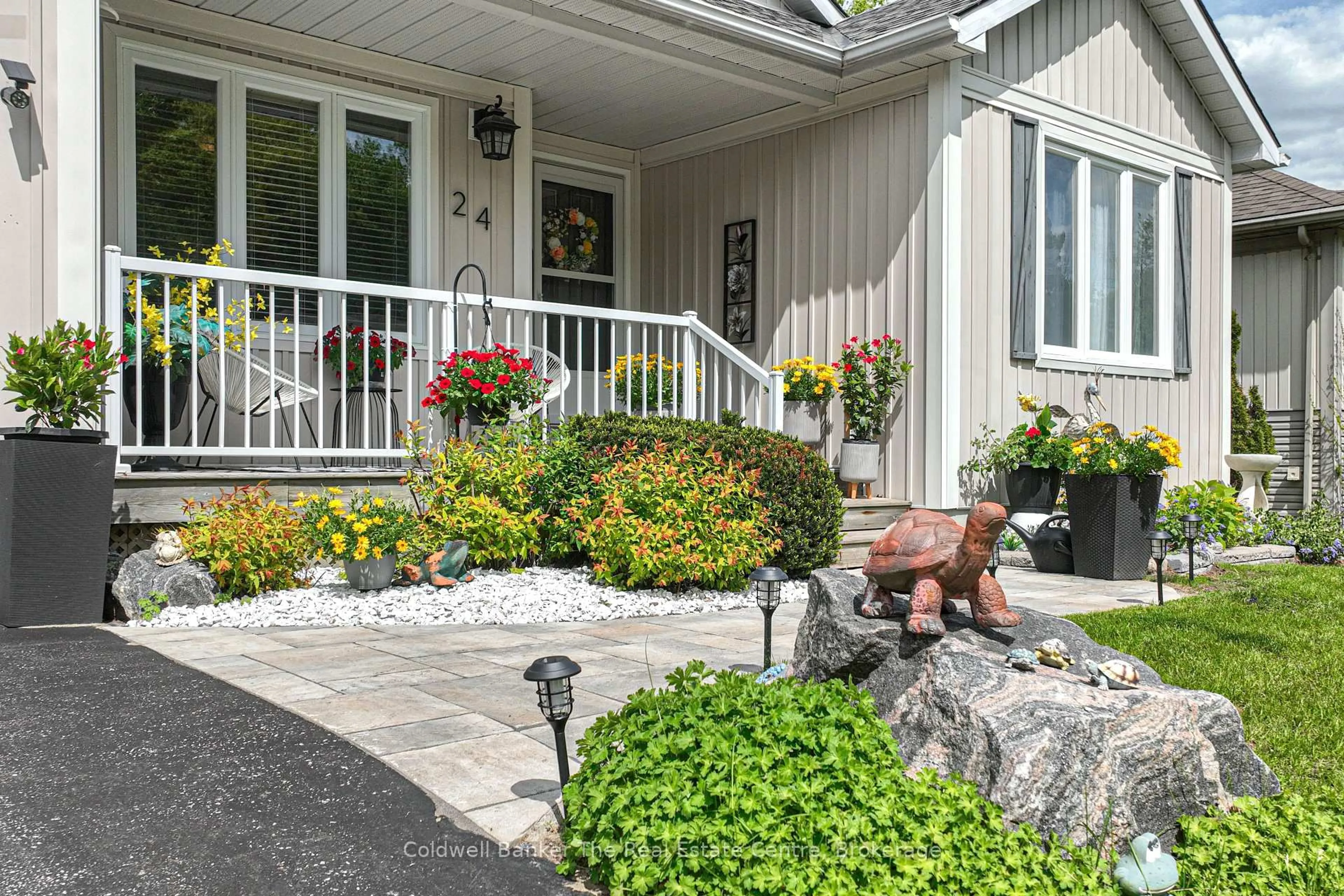 Indoor entryway for 24 Woodmans Chart, Gravenhurst Ontario P1P 1Y4