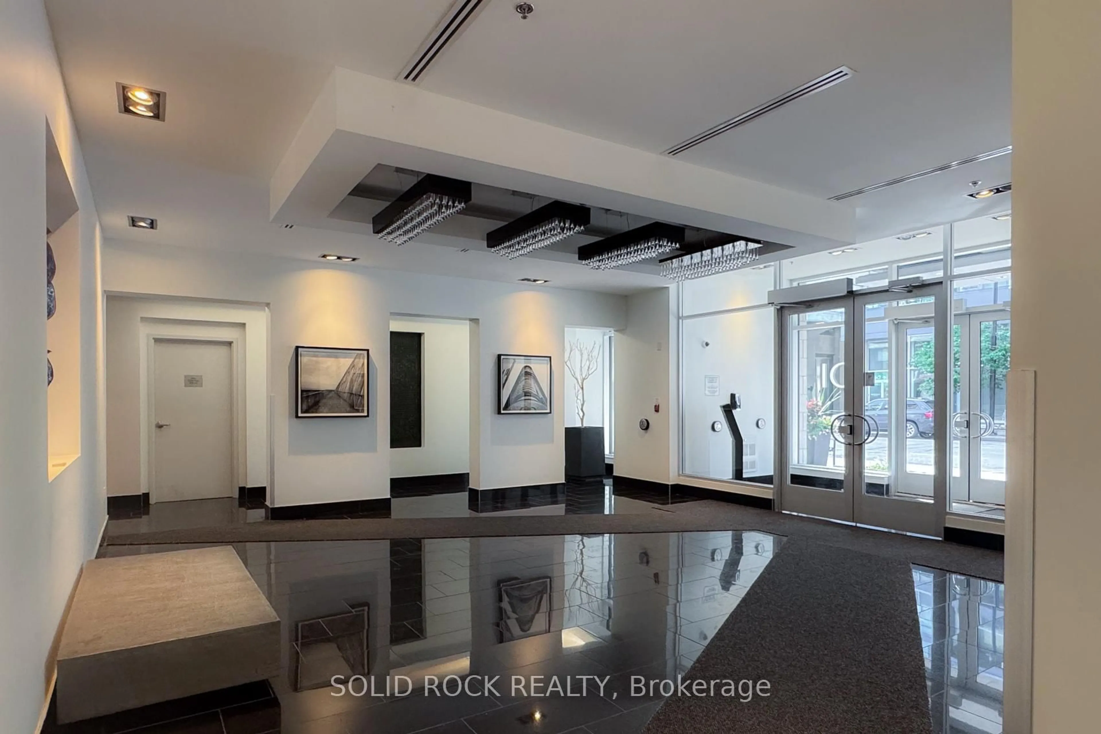 Indoor foyer for 101 Richmond Rd #208, Ottawa Ontario K1Z 0A6