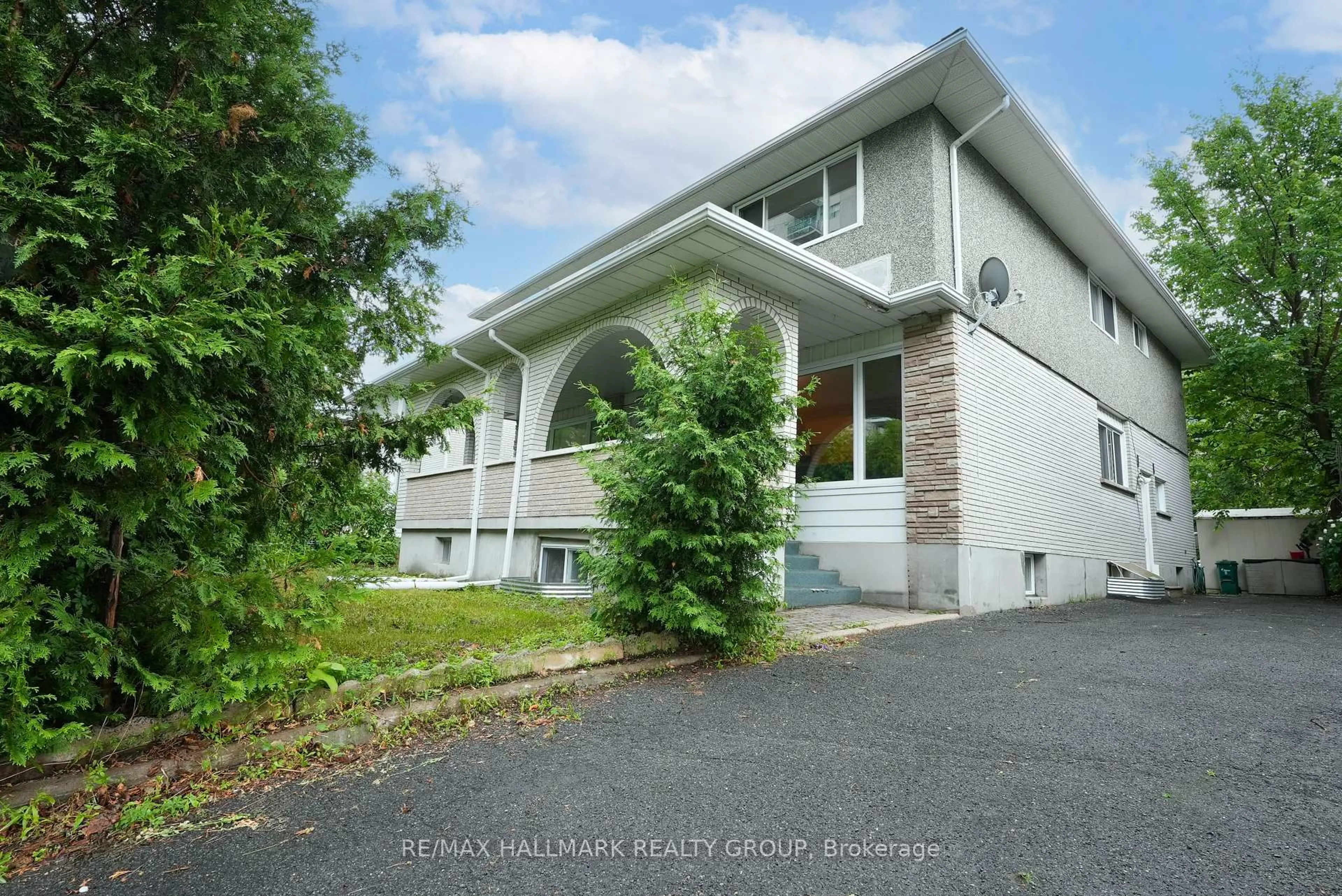 Home with vinyl exterior material, unknown for 2666 Regina St, Ottawa Ontario K2B 6X8