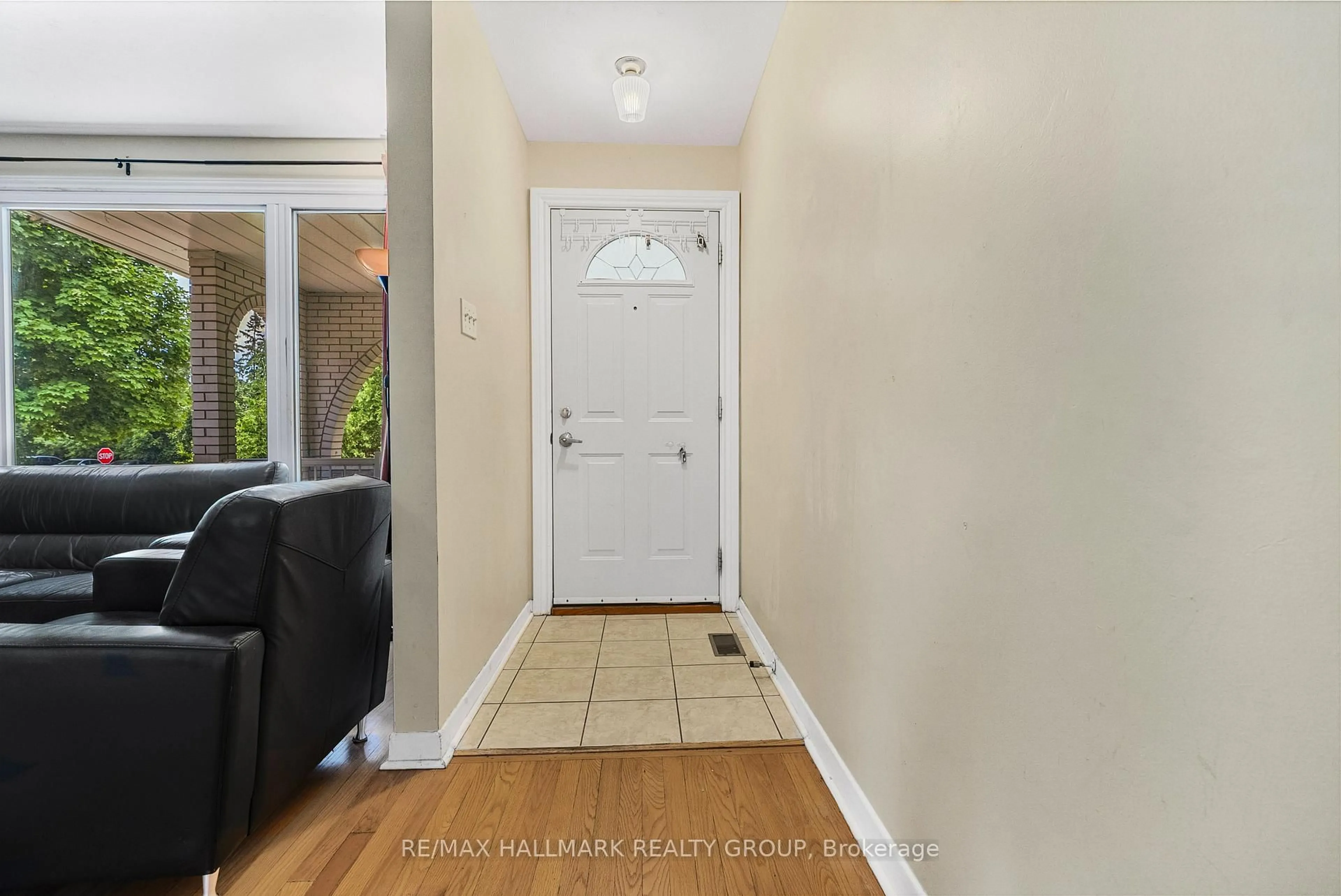 Indoor entryway for 2666 Regina St, Ottawa Ontario K2B 6X8