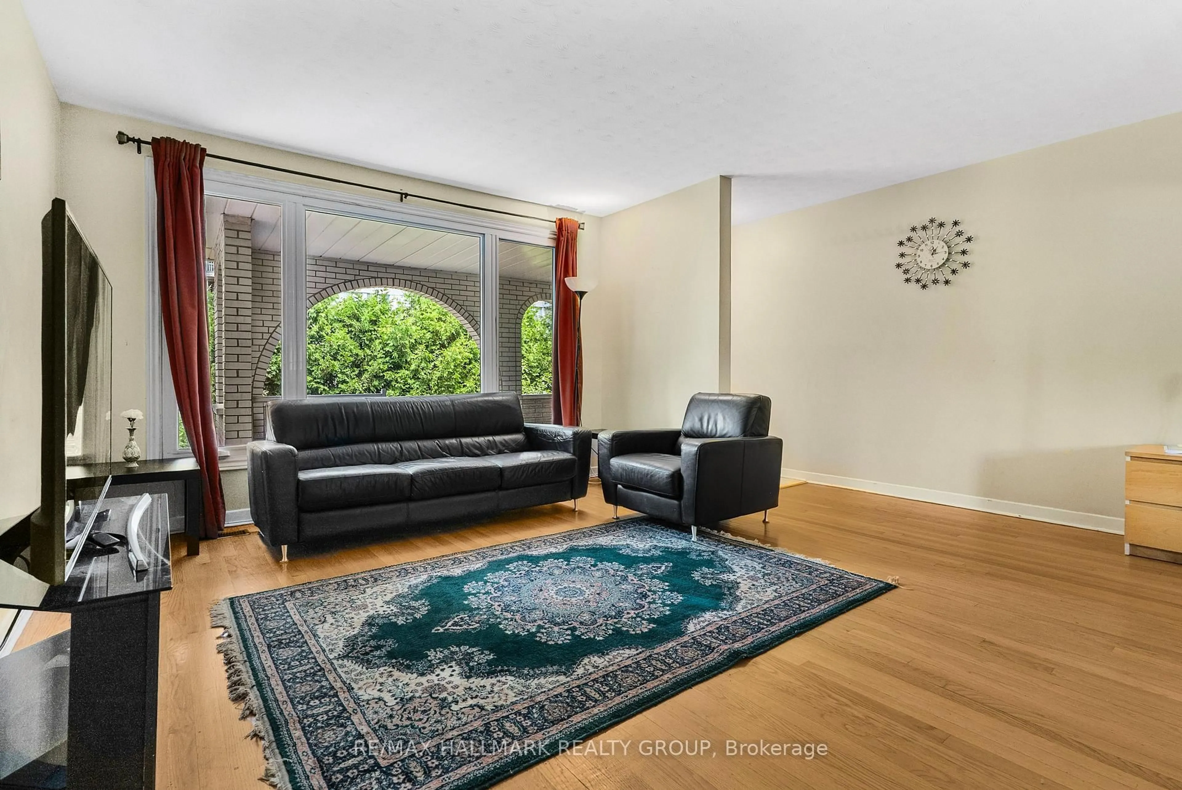 Living room with furniture, carpet floor for 2666 Regina St, Ottawa Ontario K2B 6X8