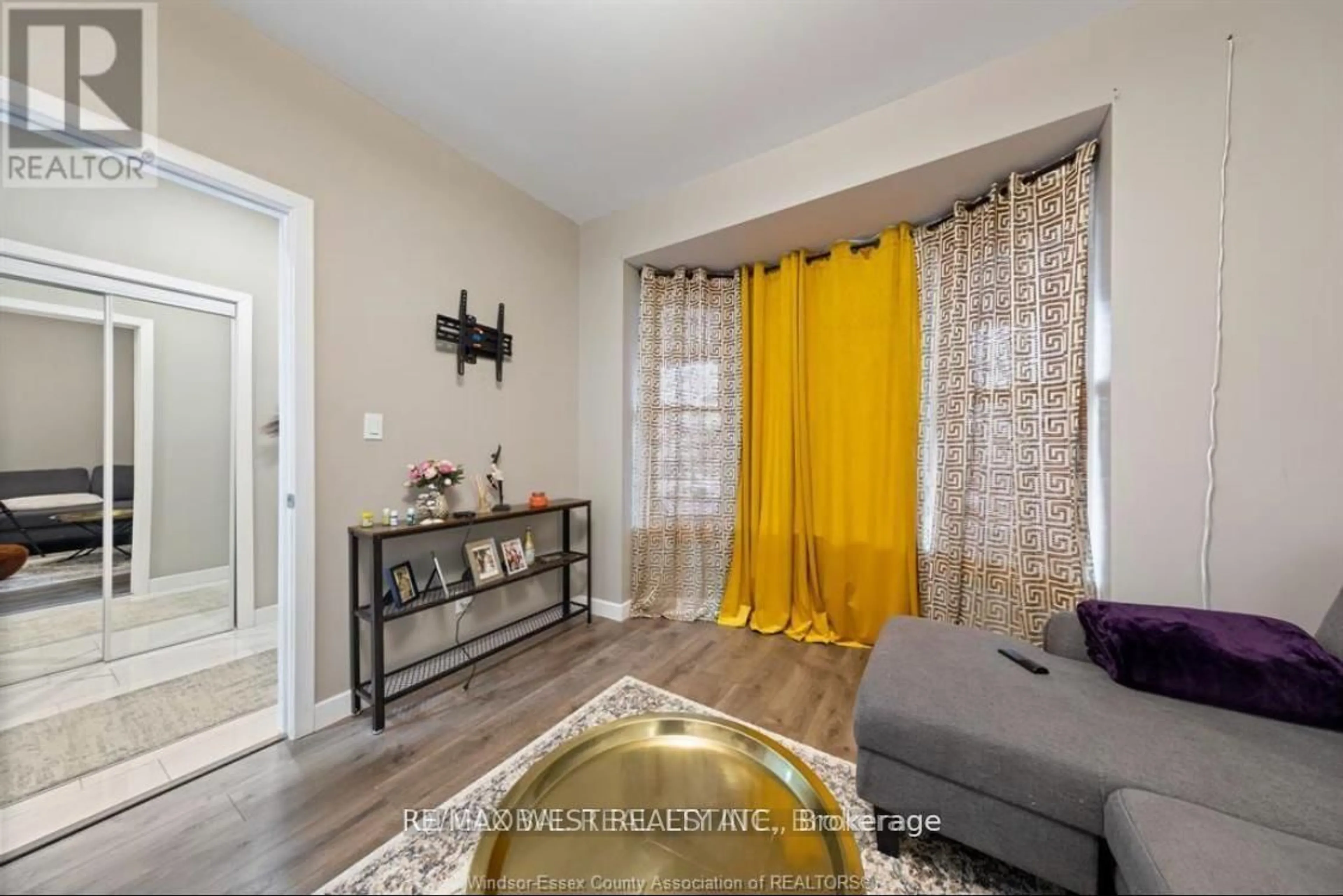 Living room with furniture, wood/laminate floor for 919 Pierre Ave, Windsor Ontario N9A 2K8