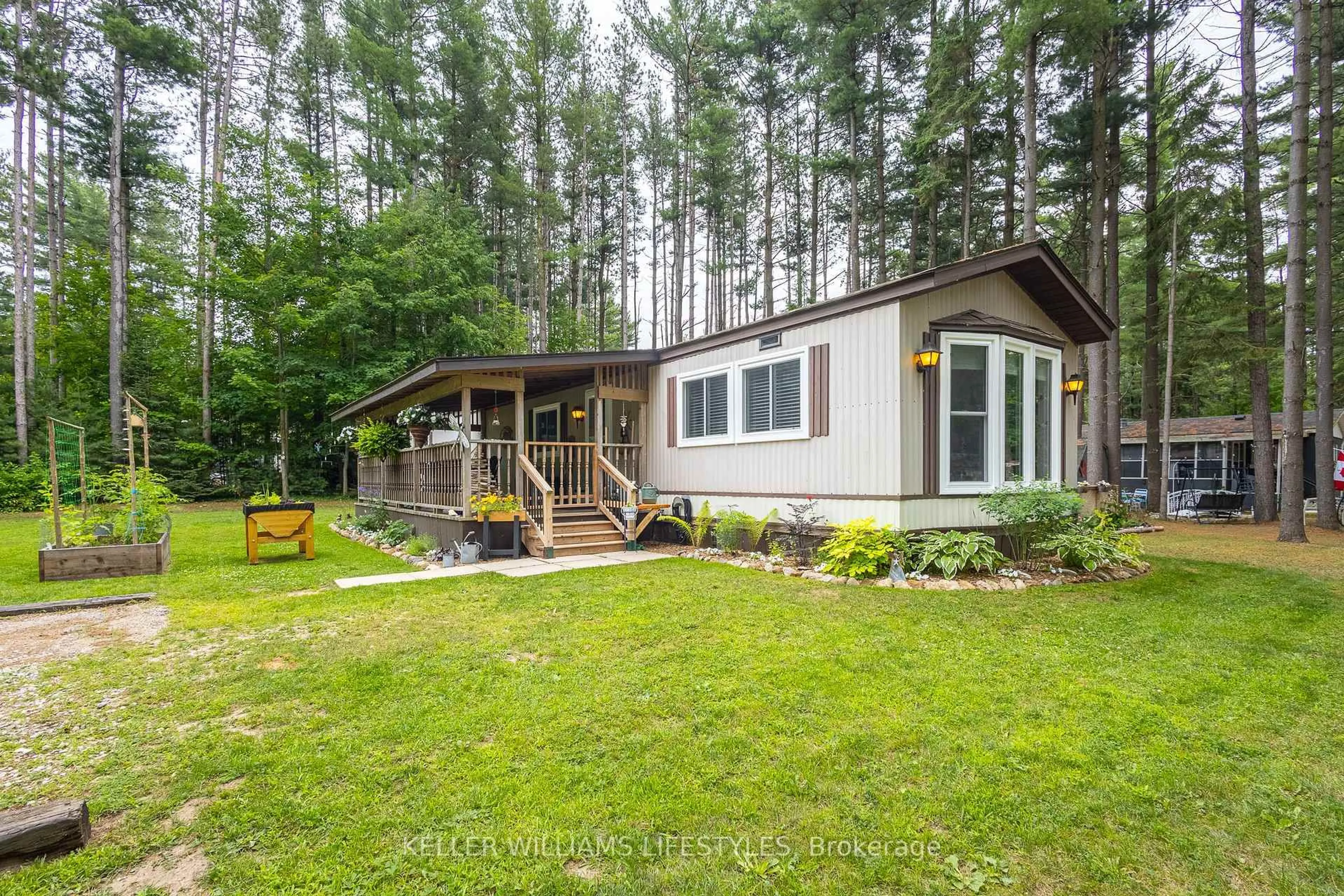 Home with vinyl exterior material, unknown for 202 Chestnut Dr, Central Huron Ontario N0M 1G0