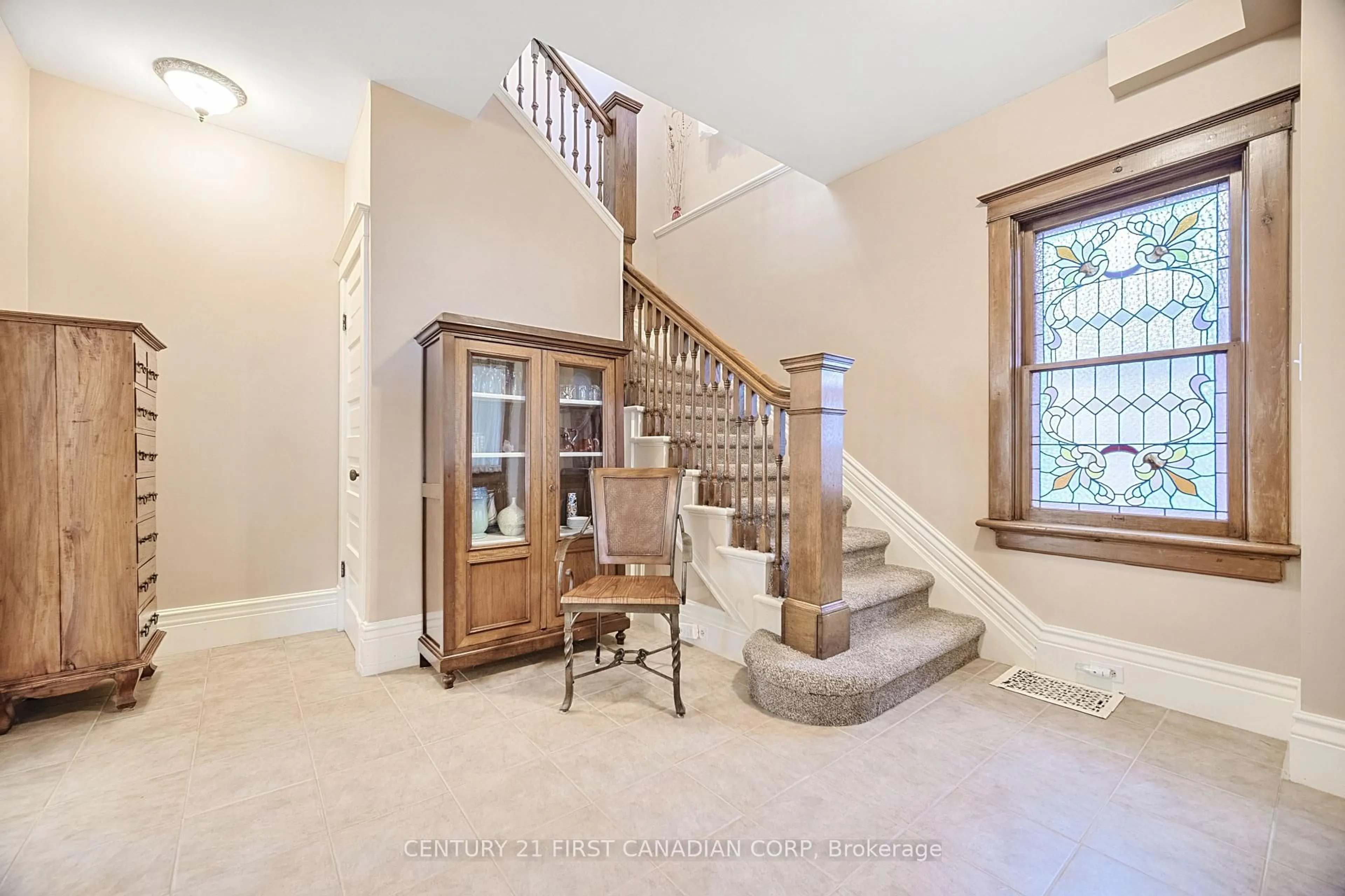 Indoor foyer for 171 Mount Pleasant Ave, London North Ontario N6H 1E3