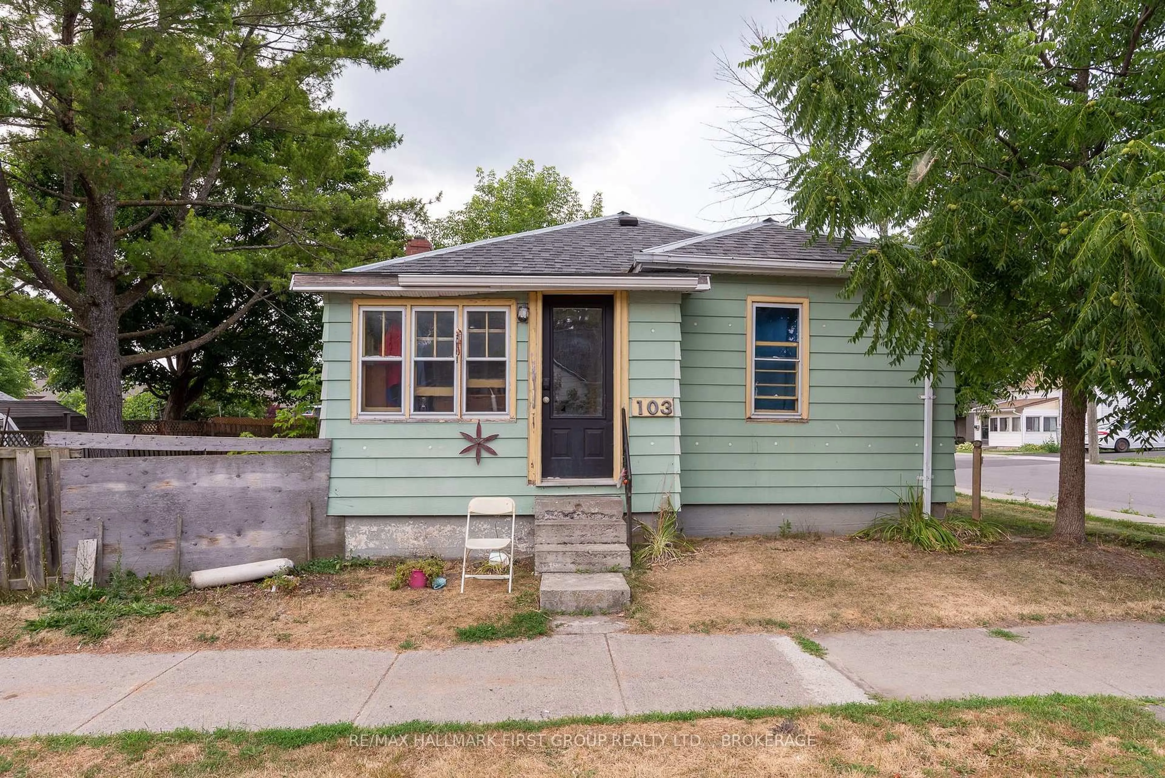 Home with vinyl exterior material, street for 103 Centre St, Deseronto Ontario K0K 1X0