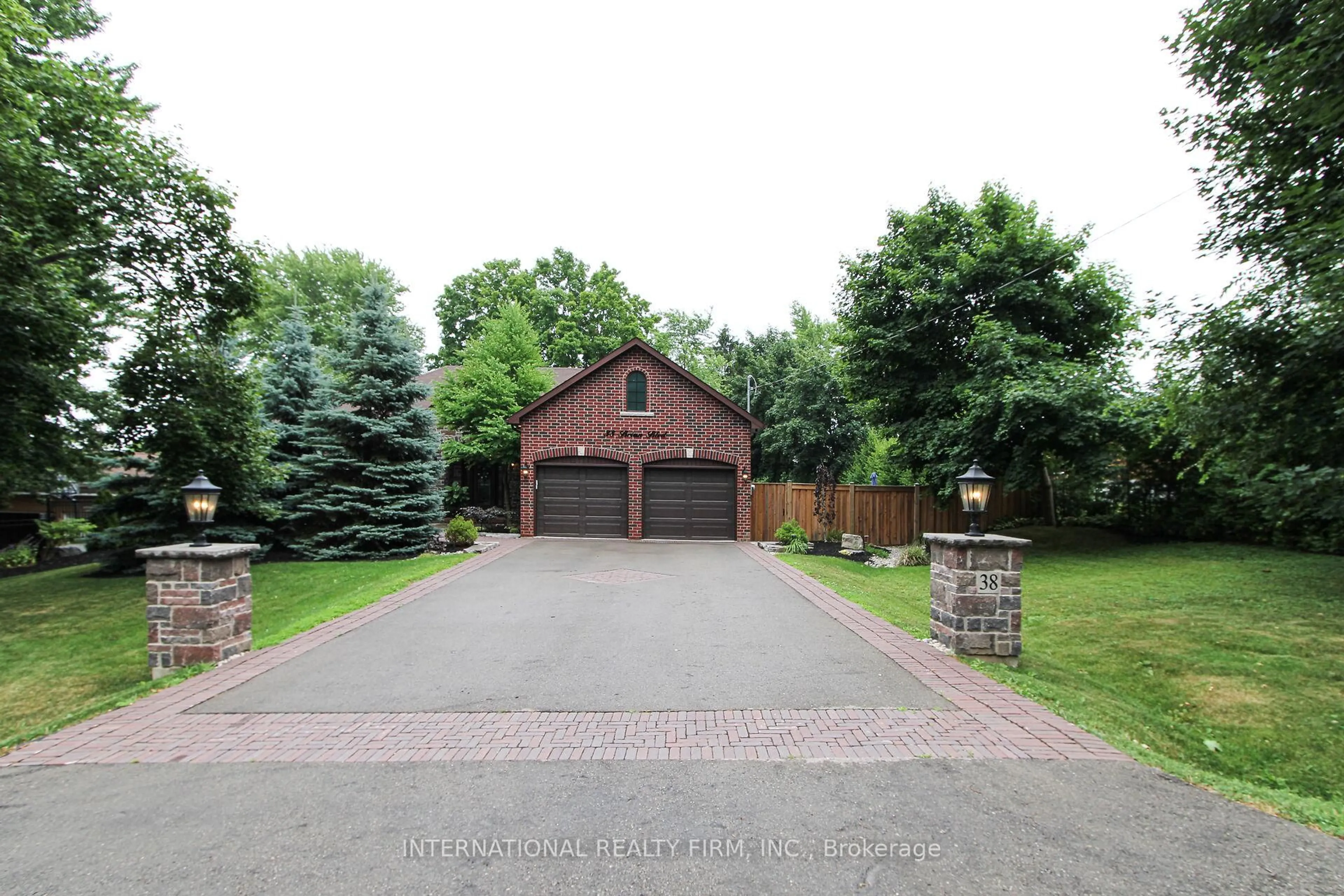 A pic from outside/outdoor area/front of a property/back of a property/a pic from drone, street for 38 Brian Blvd, Hamilton Ontario L8B 0C7