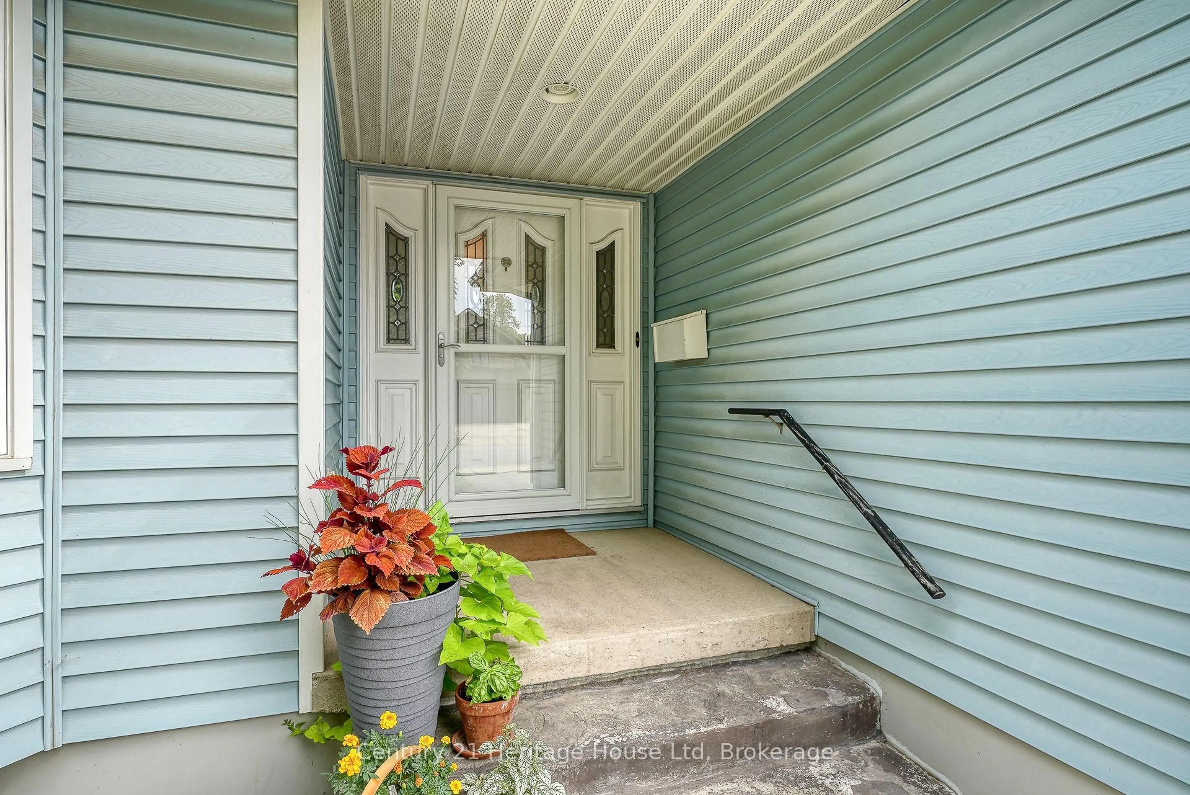 Indoor entryway for 214 John St, Stratford Ontario N5A 7T3