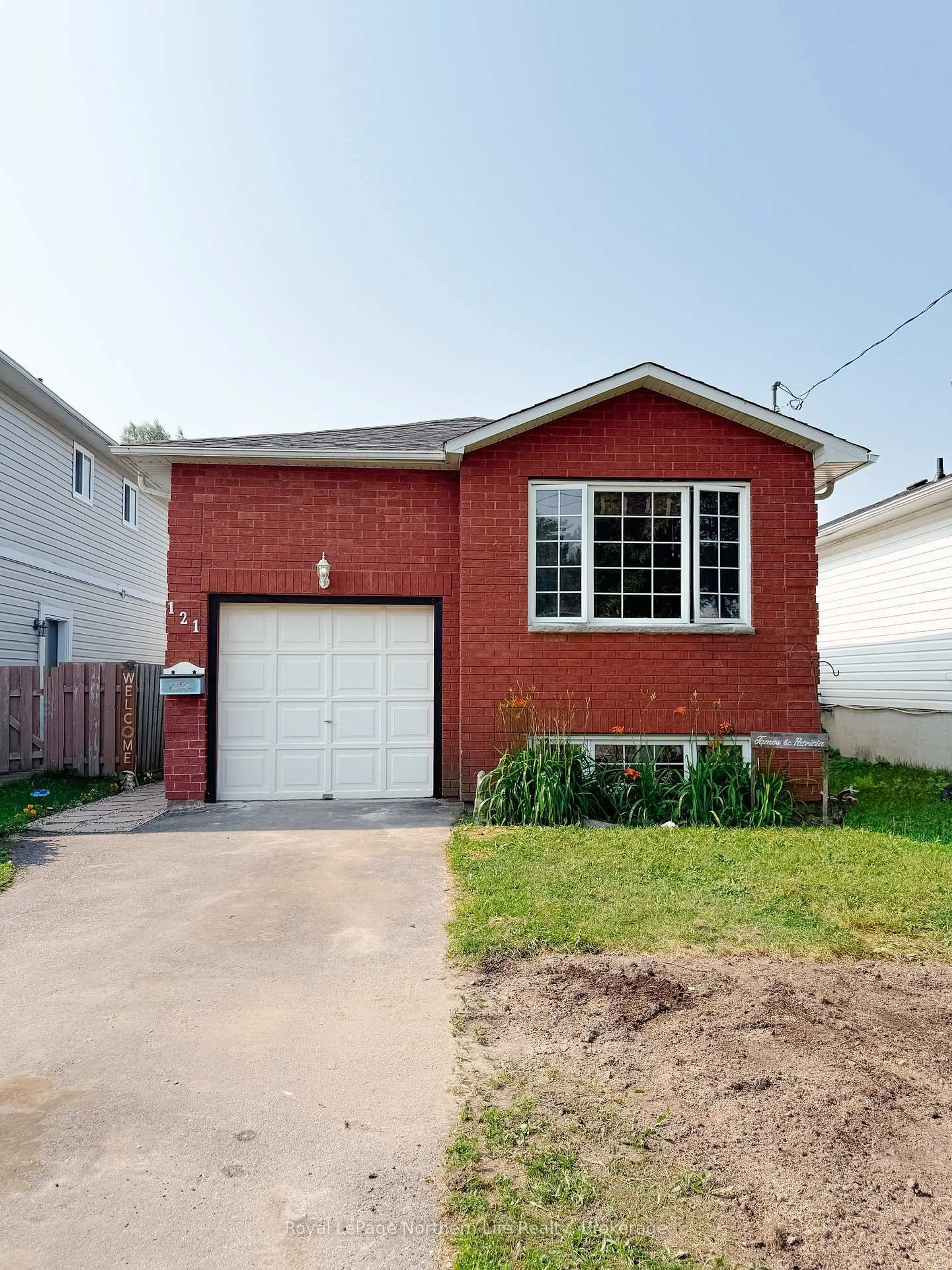 Home with brick exterior material, street for 121 Circle Lake Rd, North Bay Ontario P1A 3T1