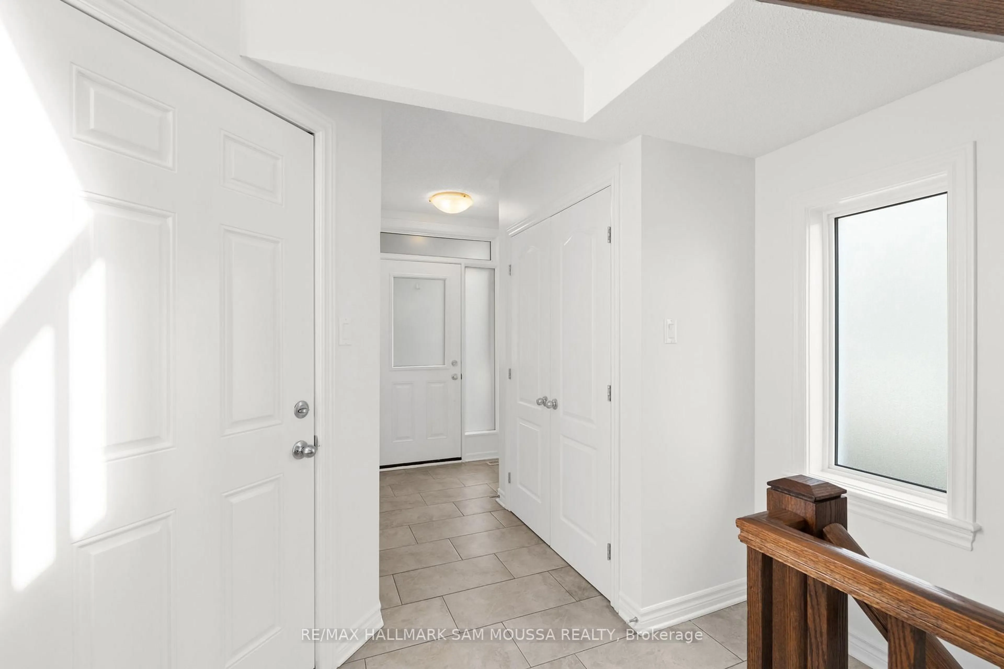 Indoor entryway for 991 Bunchberry Way, Ottawa Ontario K1T 0L6