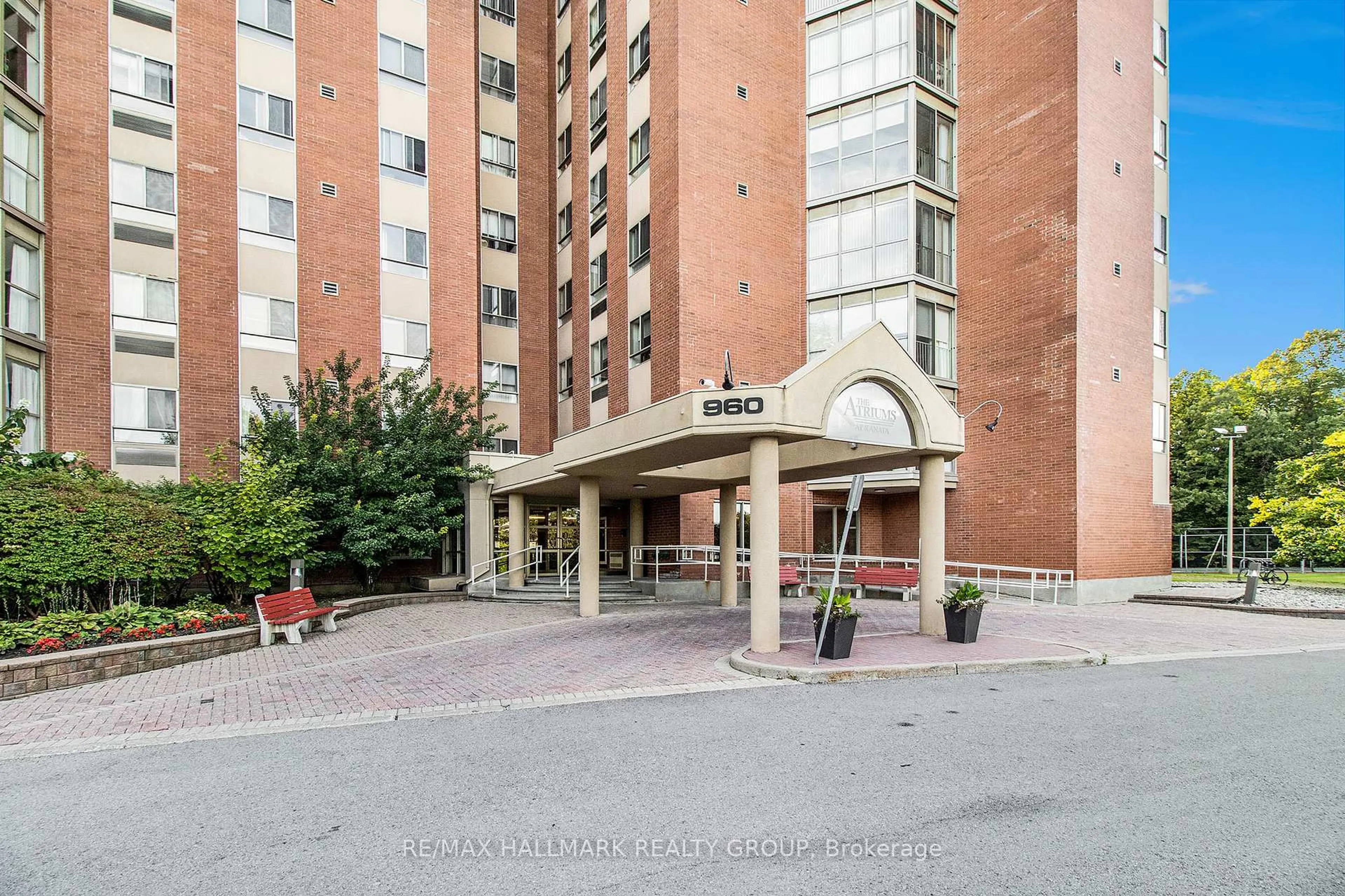 Indoor foyer for 960 Teron Rd #105, Ottawa Ontario K2K 2B6