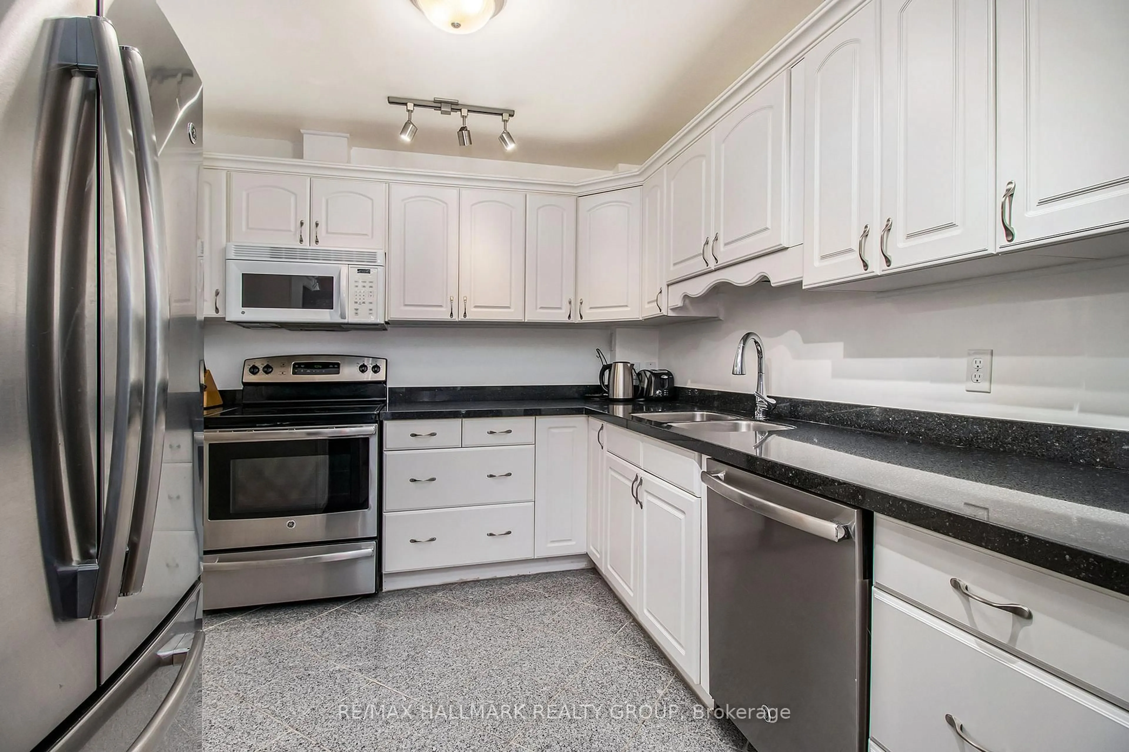 Standard kitchen, ceramic/tile floor for 960 Teron Rd #105, Ottawa Ontario K2K 2B6