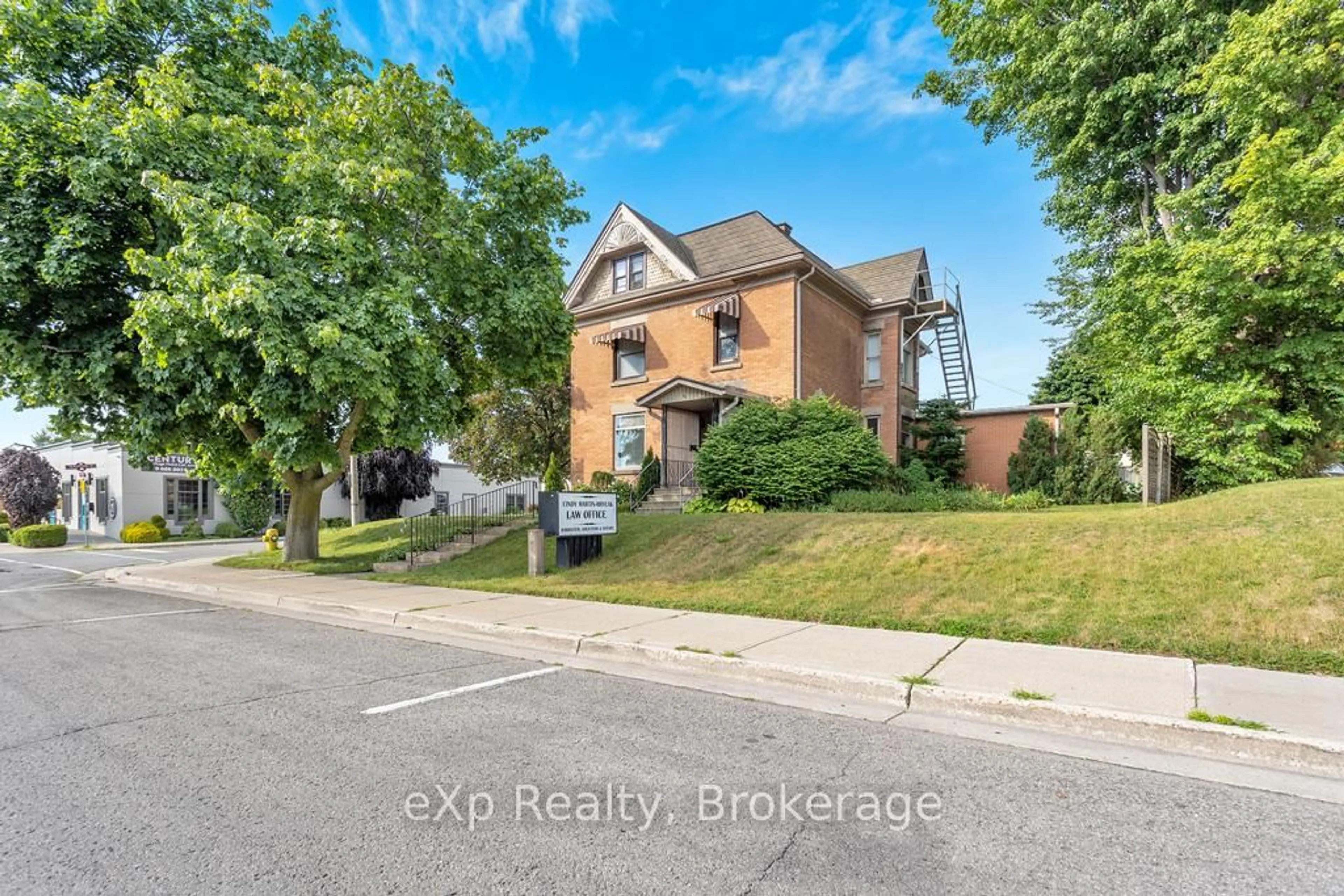 A pic from outside/outdoor area/front of a property/back of a property/a pic from drone, street for 22 Harvey St, Tillsonburg Ontario N4G 3J6