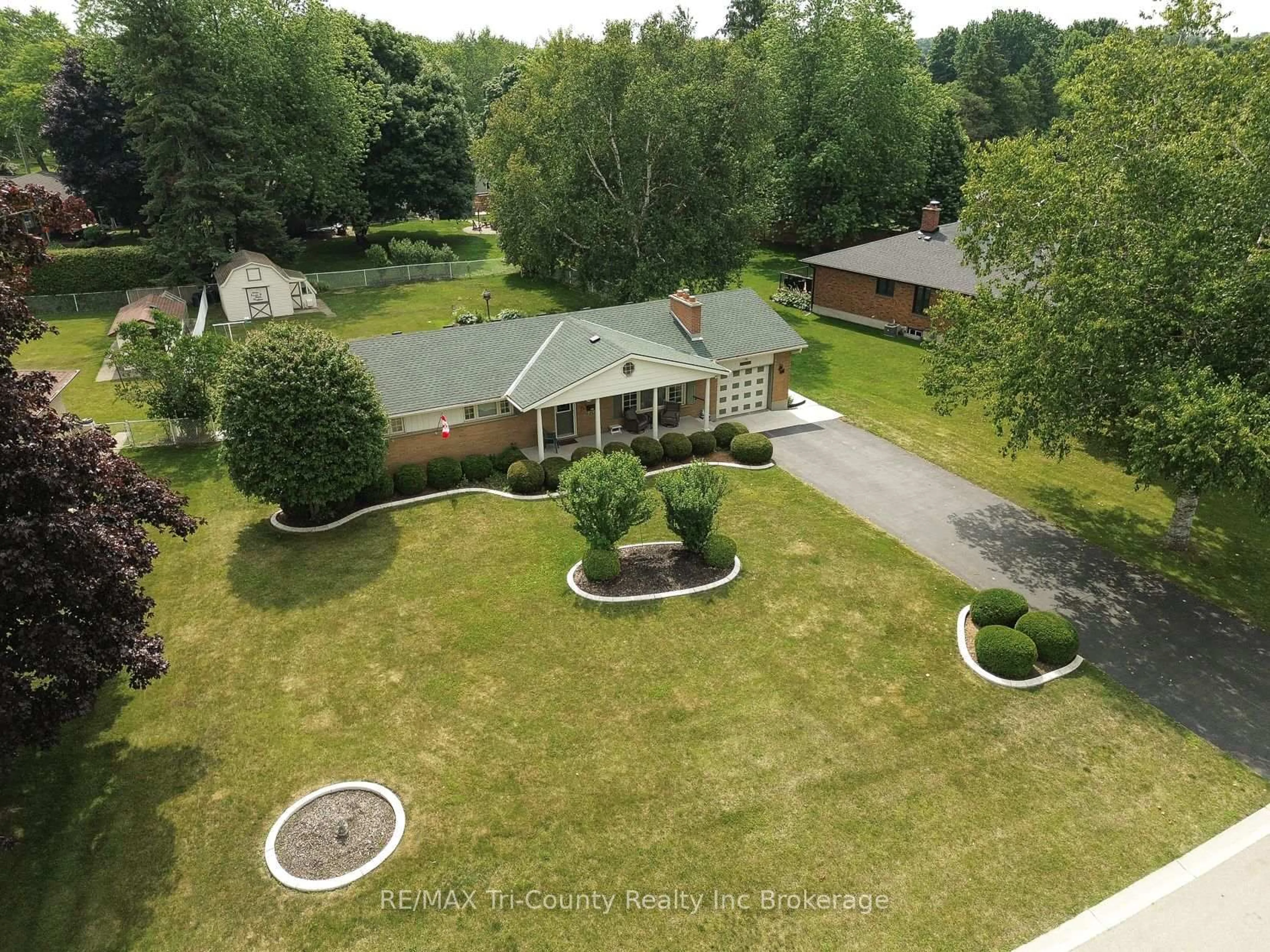 A pic from outside/outdoor area/front of a property/back of a property/a pic from drone, unknown for 14 Lowrie Cres, Tillsonburg Ontario N4G 4C9