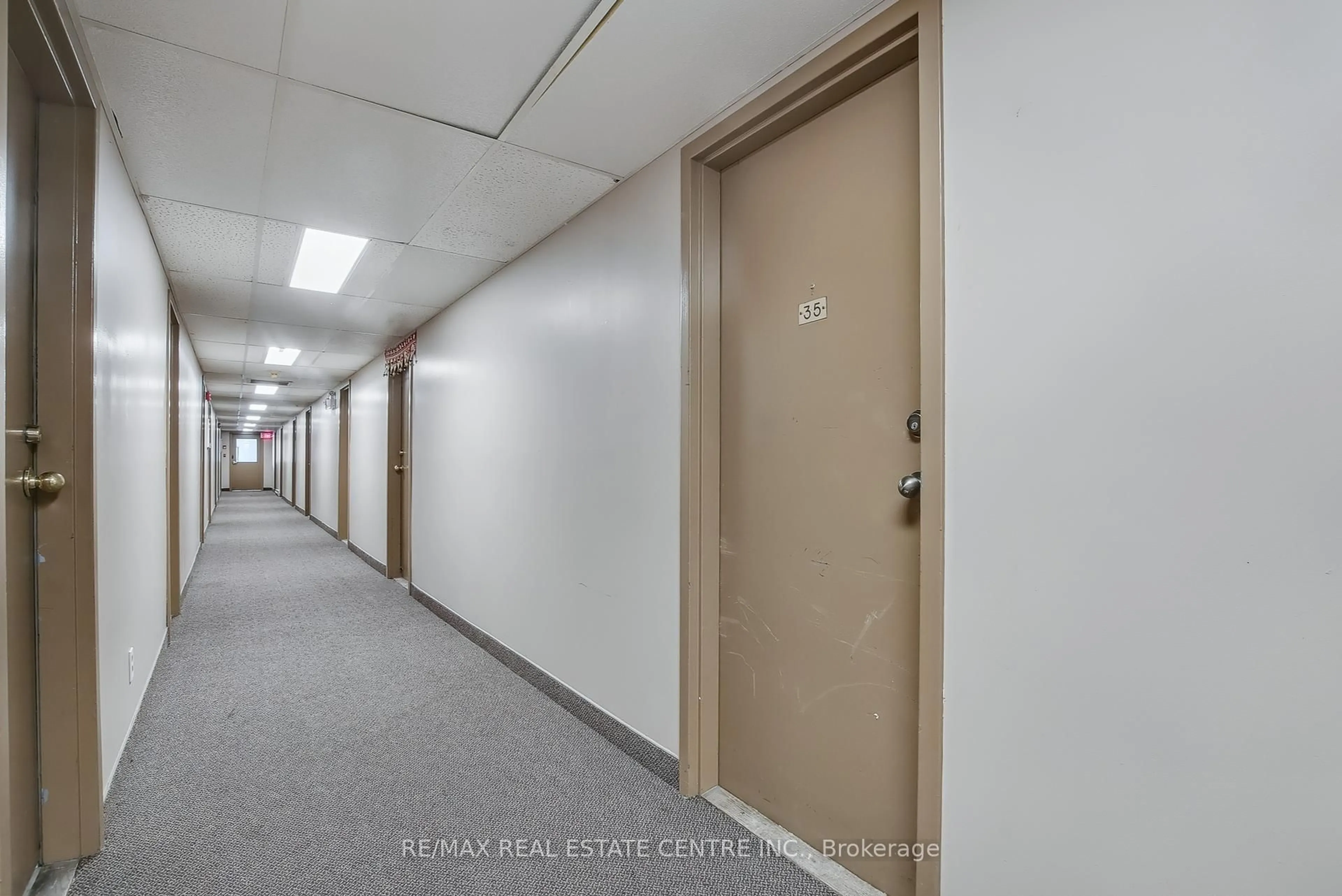 Indoor foyer for 67 Valleyview Rd #35, Kitchener Ontario N2E 3J1