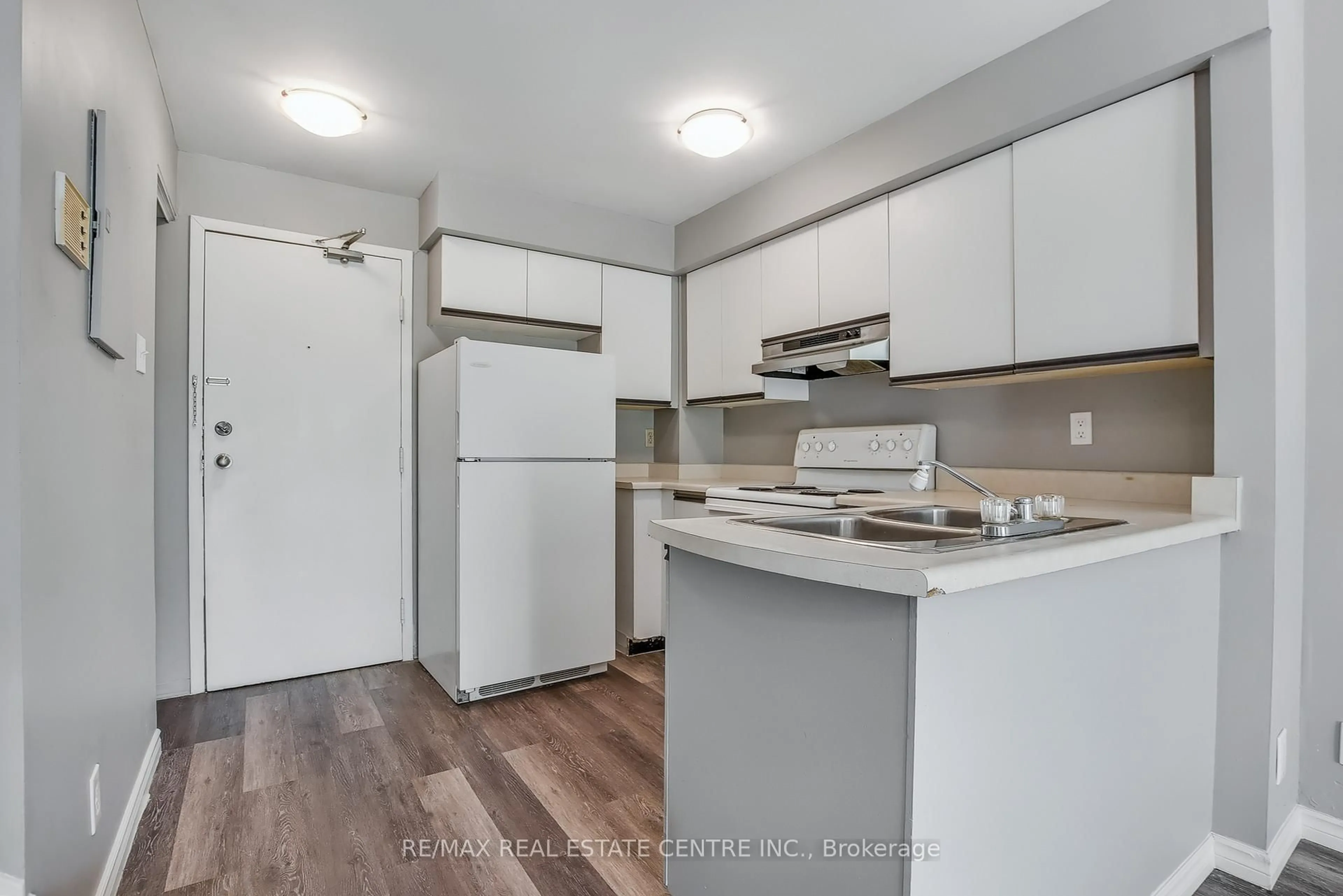 Standard kitchen, unknown for 67 Valleyview Rd #35, Kitchener Ontario N2E 3J1