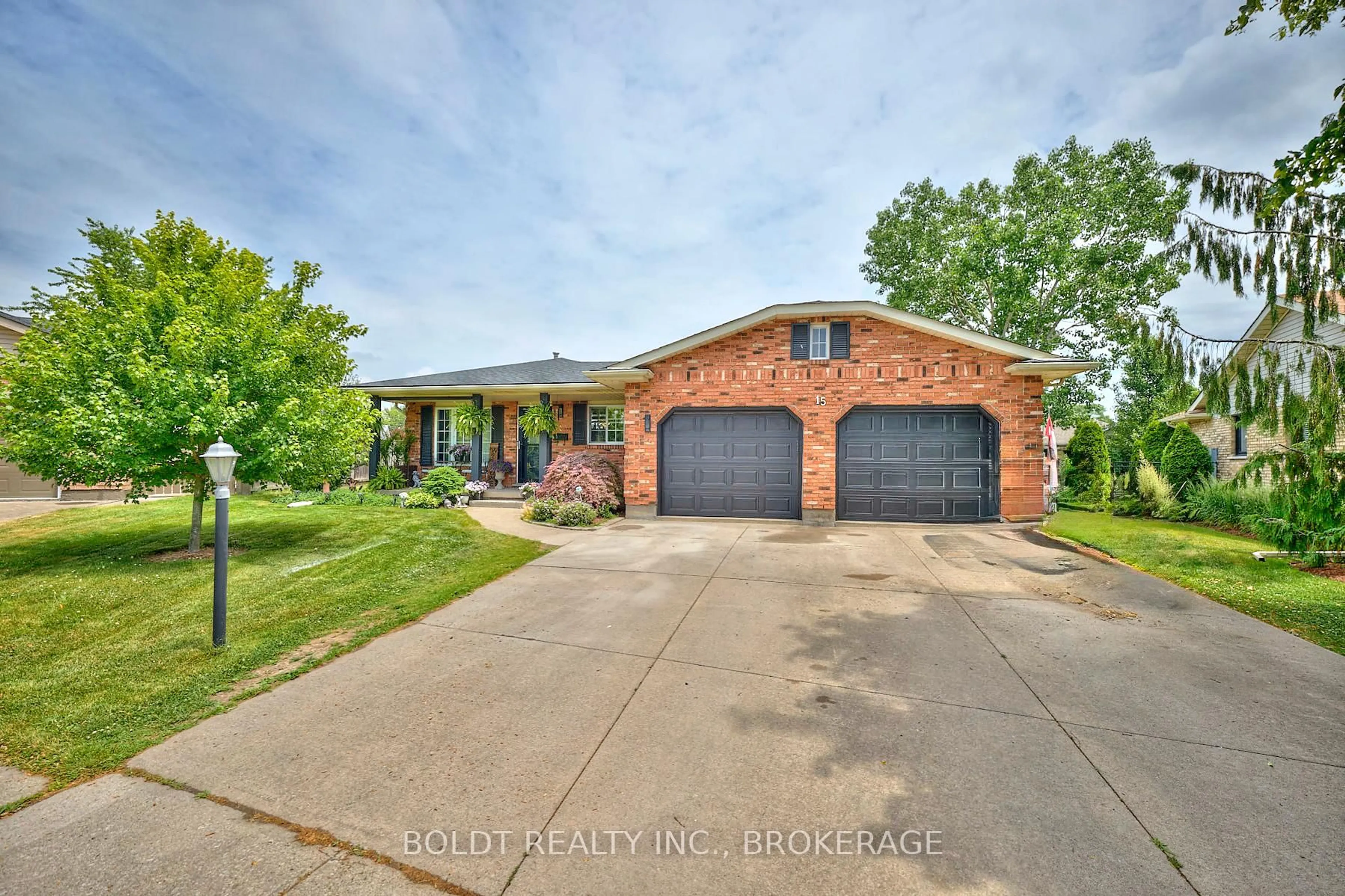 Home with brick exterior material, street for 15 PINOAK Crt, Welland Ontario L3C 6V5