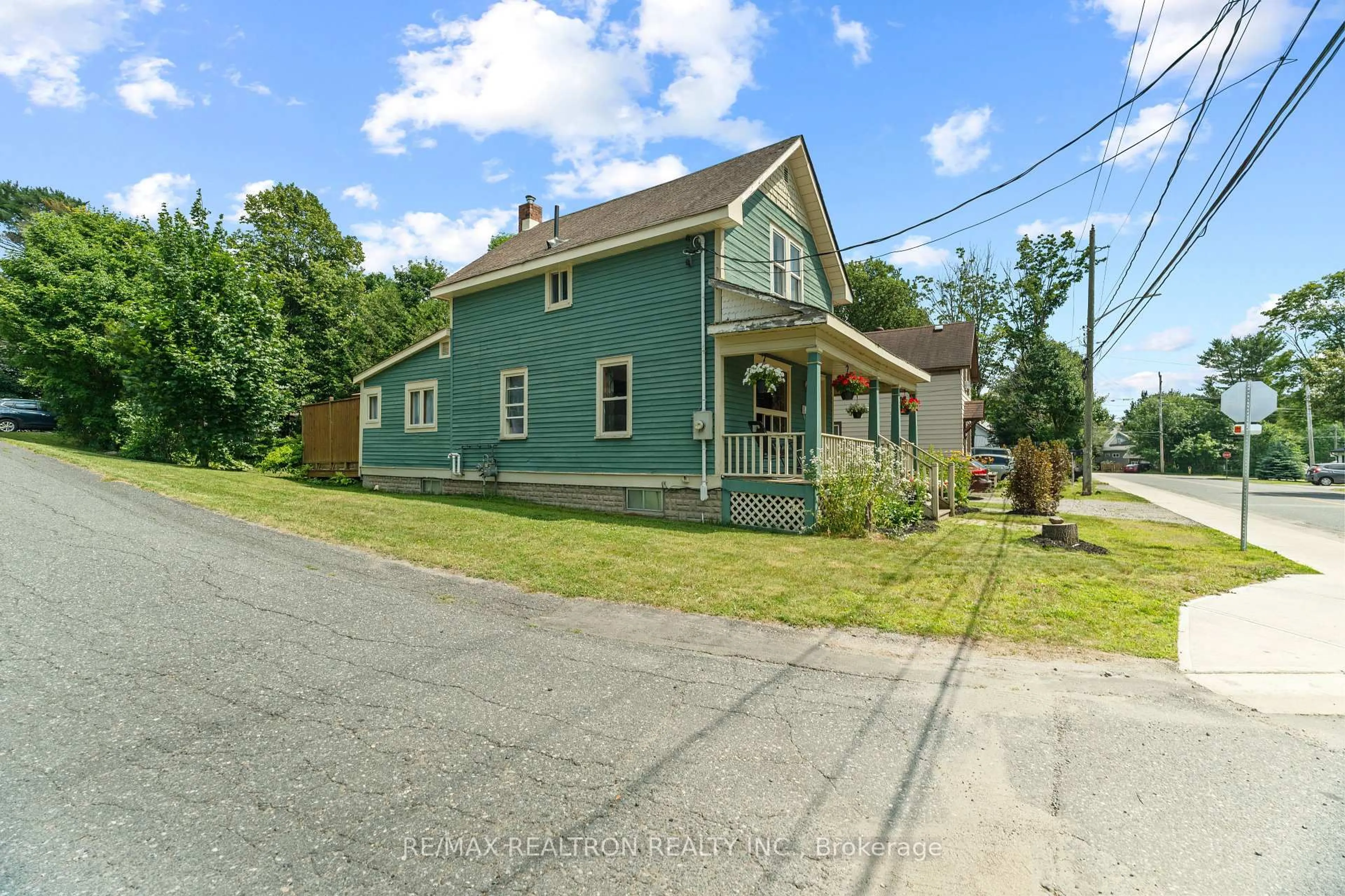 A pic from outside/outdoor area/front of a property/back of a property/a pic from drone, street for 5 Winnifred Ave, Parry Sound Ontario P2A 2E4