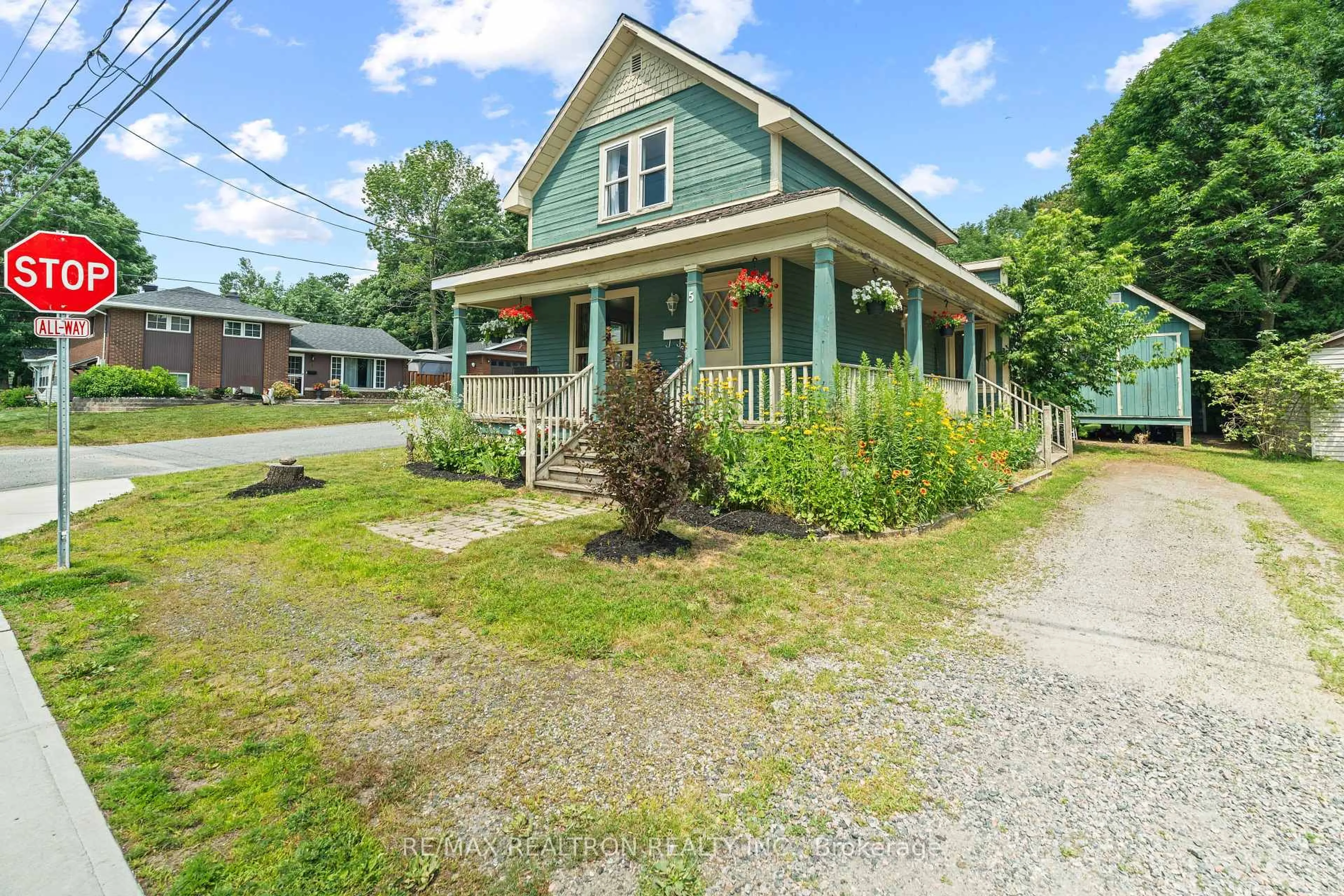 A pic from outside/outdoor area/front of a property/back of a property/a pic from drone, street for 5 Winnifred Ave, Parry Sound Ontario P2A 2E4