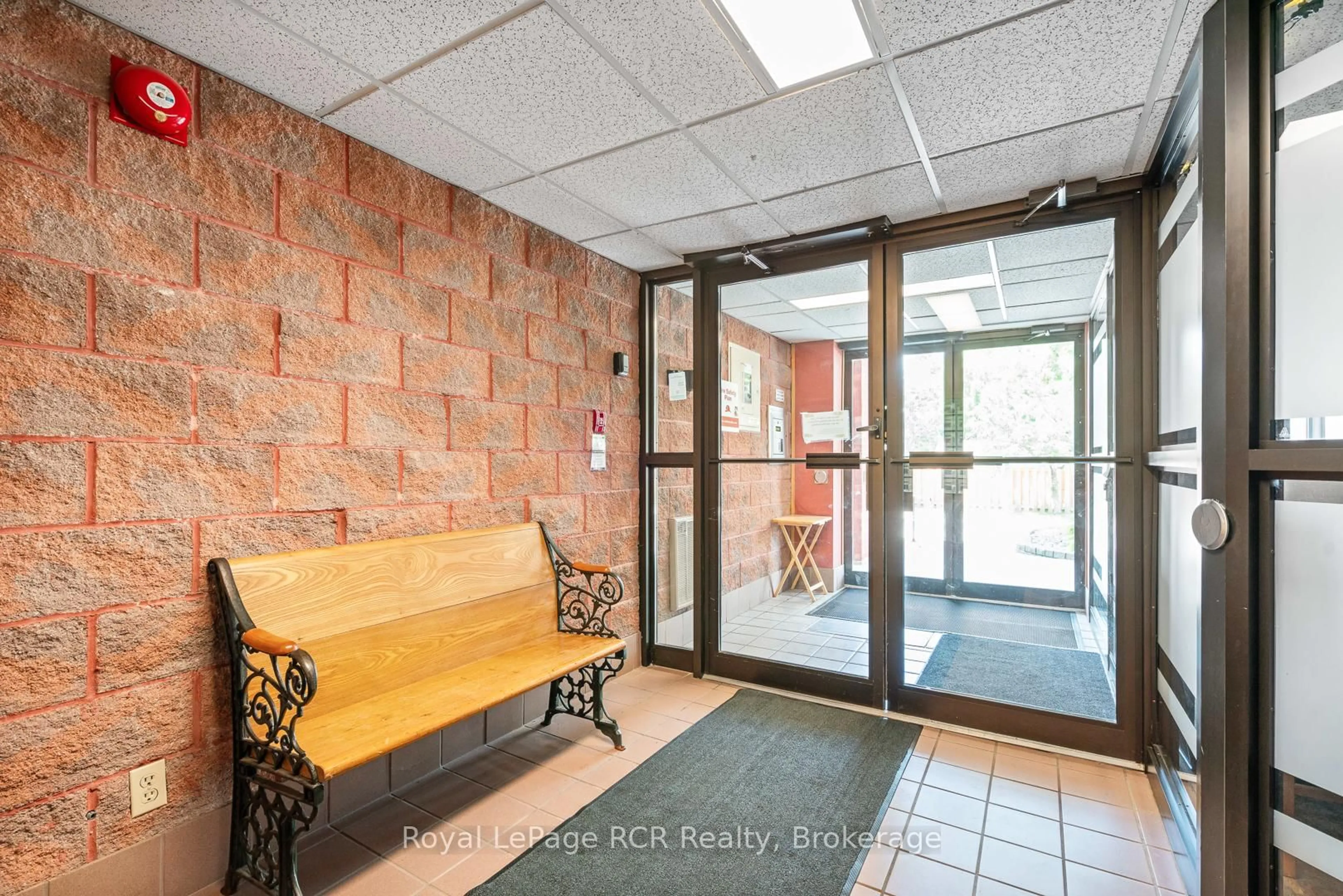 Indoor foyer for 536 11th Ave #606, Hanover Ontario N4N 2S4