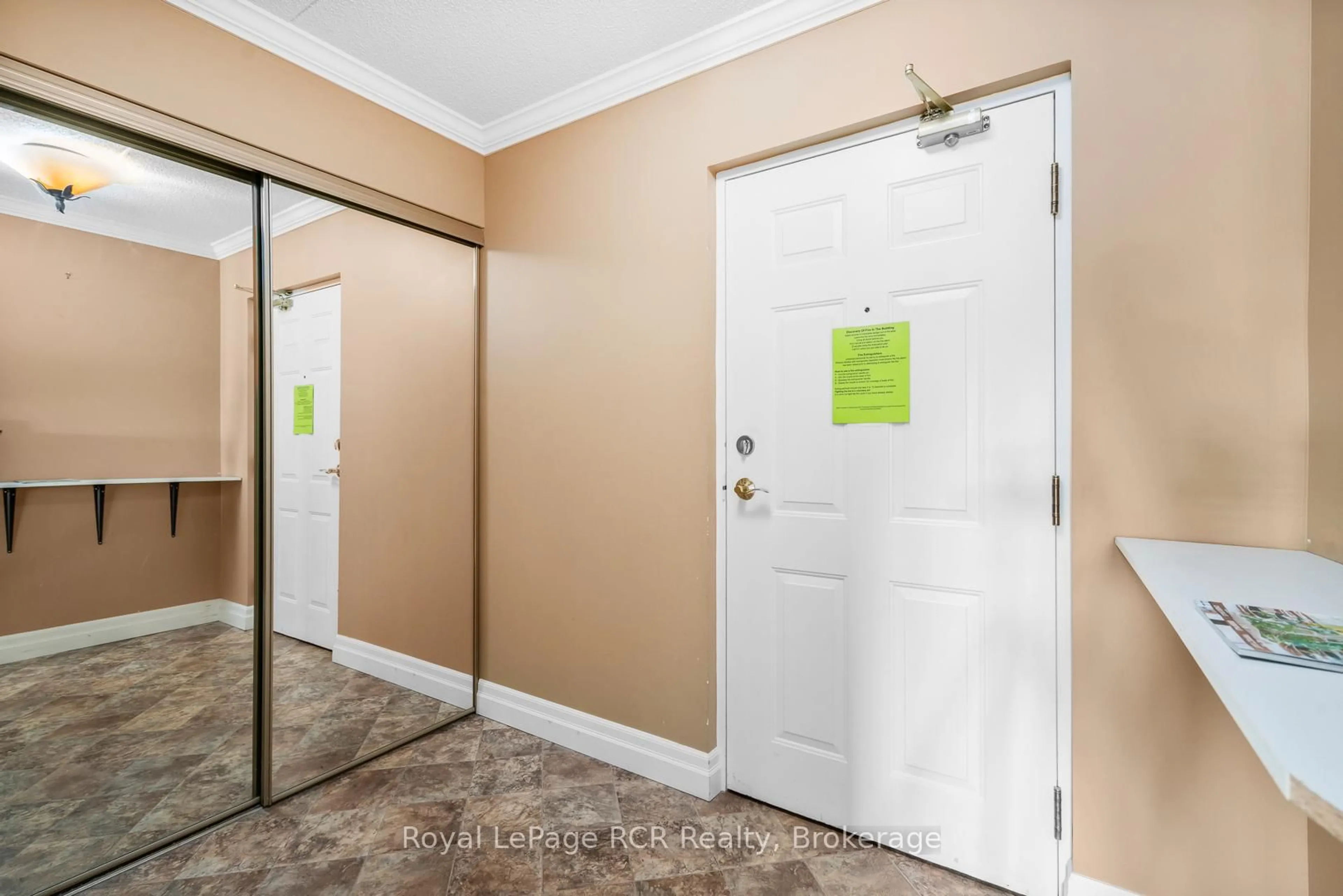 Indoor entryway for 536 11th Ave #606, Hanover Ontario N4N 2S4