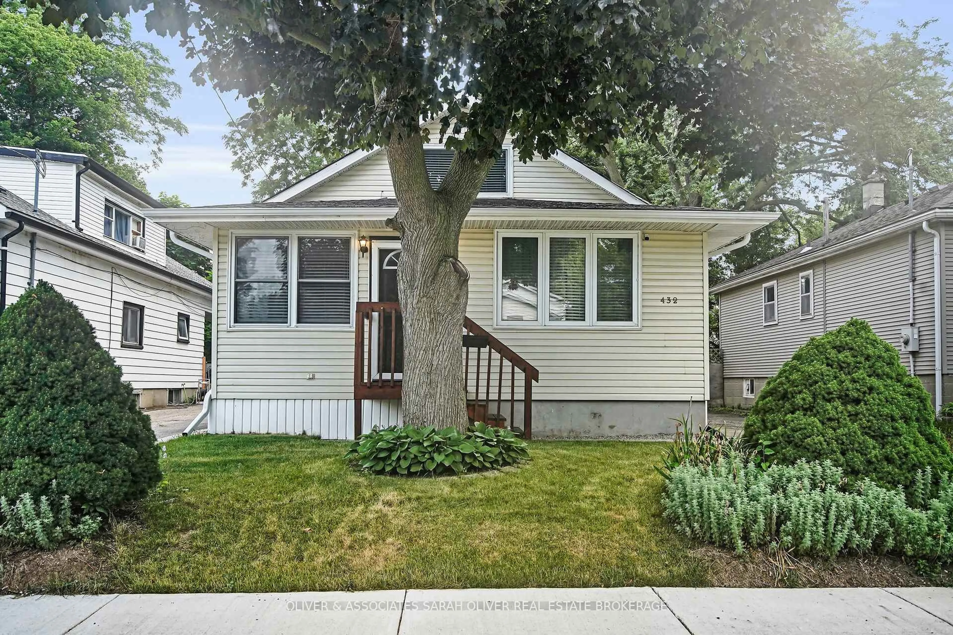 Home with vinyl exterior material, street for 432 Spruce St, London East Ontario N5W 4P3