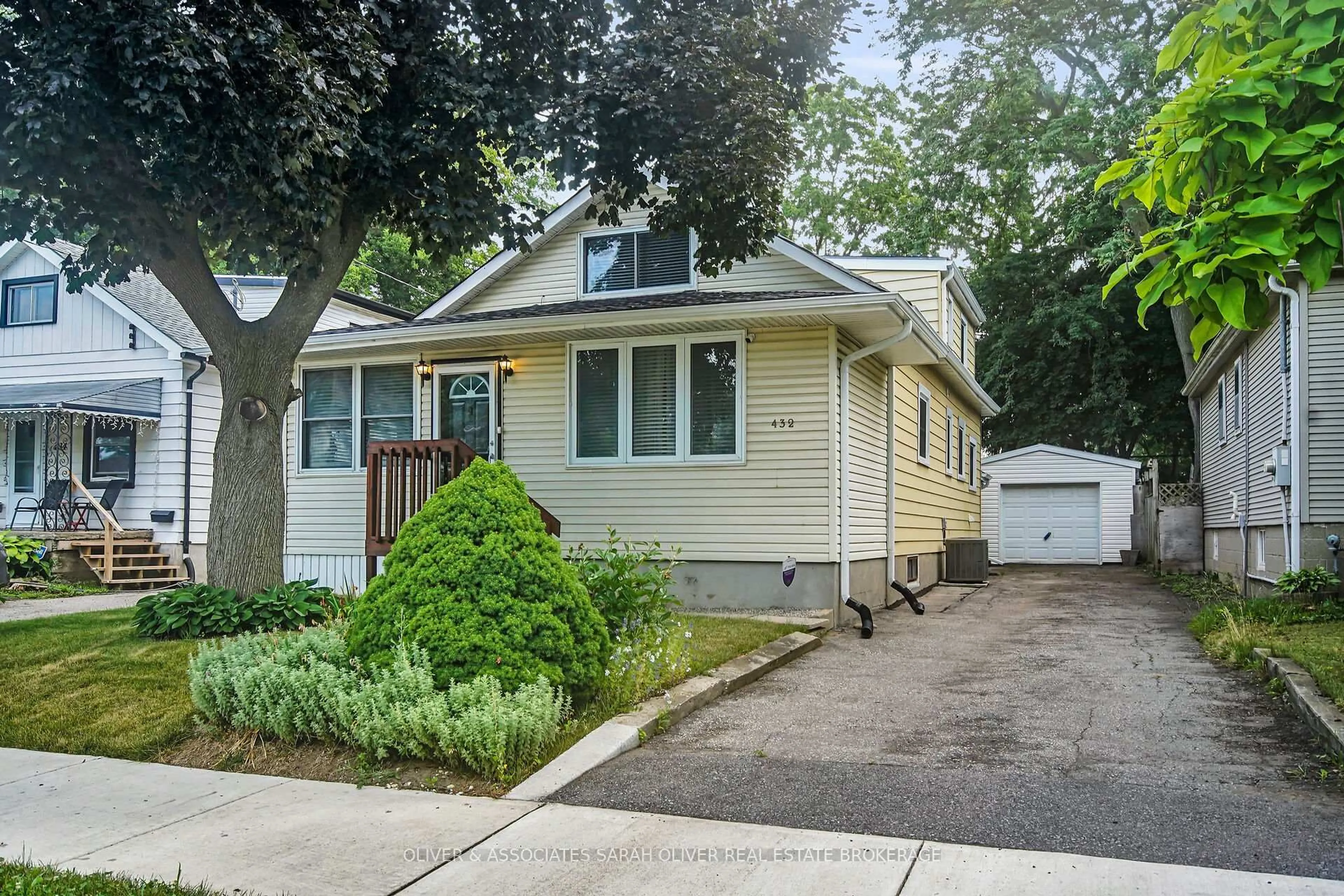 Home with vinyl exterior material, street for 432 Spruce St, London East Ontario N5W 4P3