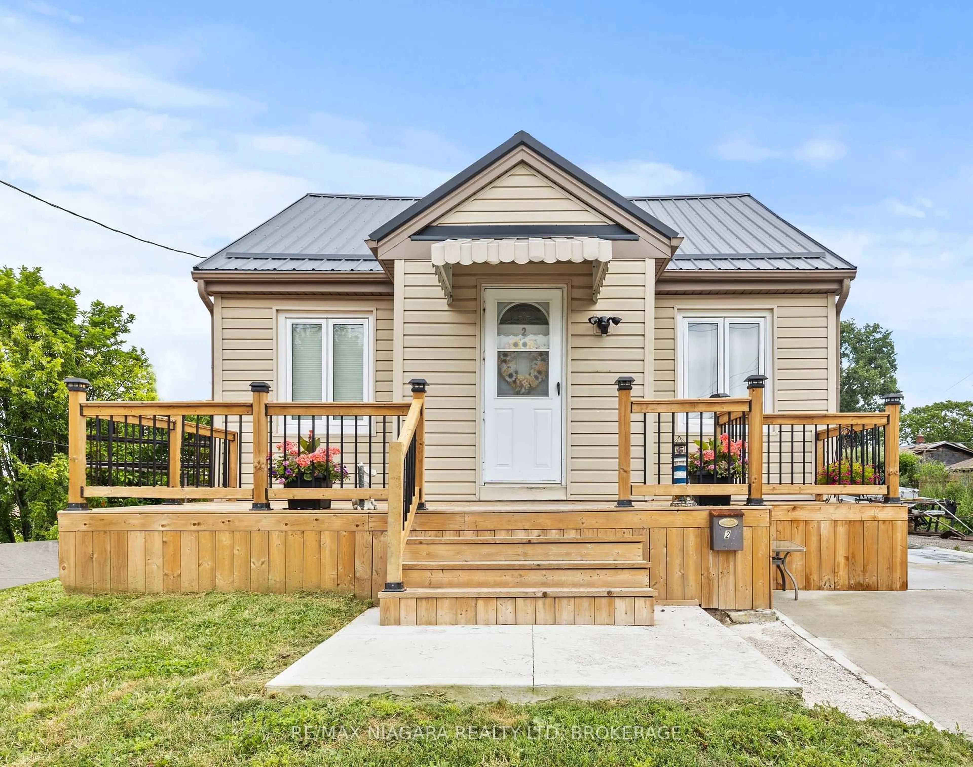 Home with vinyl exterior material, building for 2 Antwerp St, St. Catharines Ontario L2S 1J8