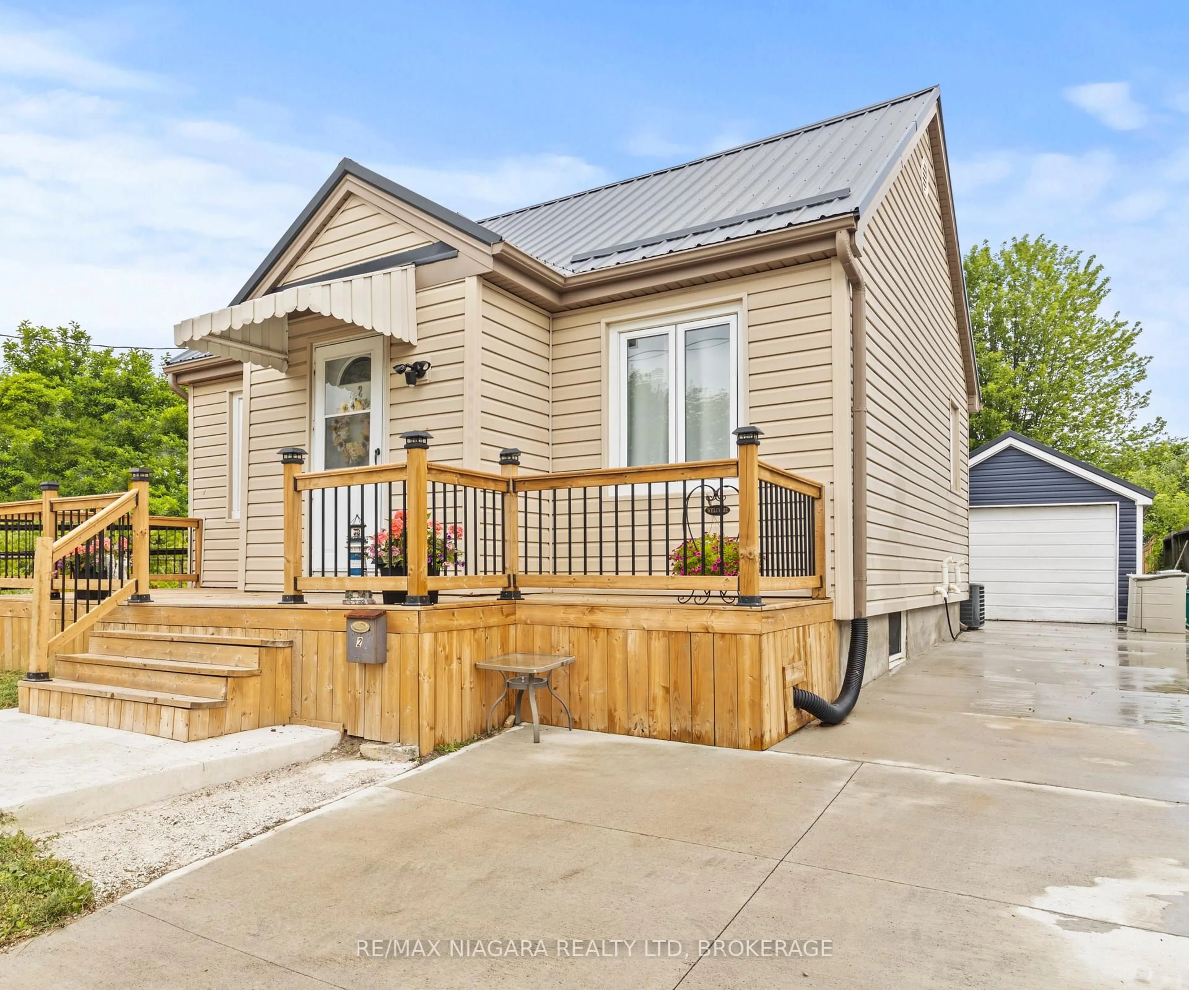 Home with vinyl exterior material, street for 2 Antwerp St, St. Catharines Ontario L2S 1J8