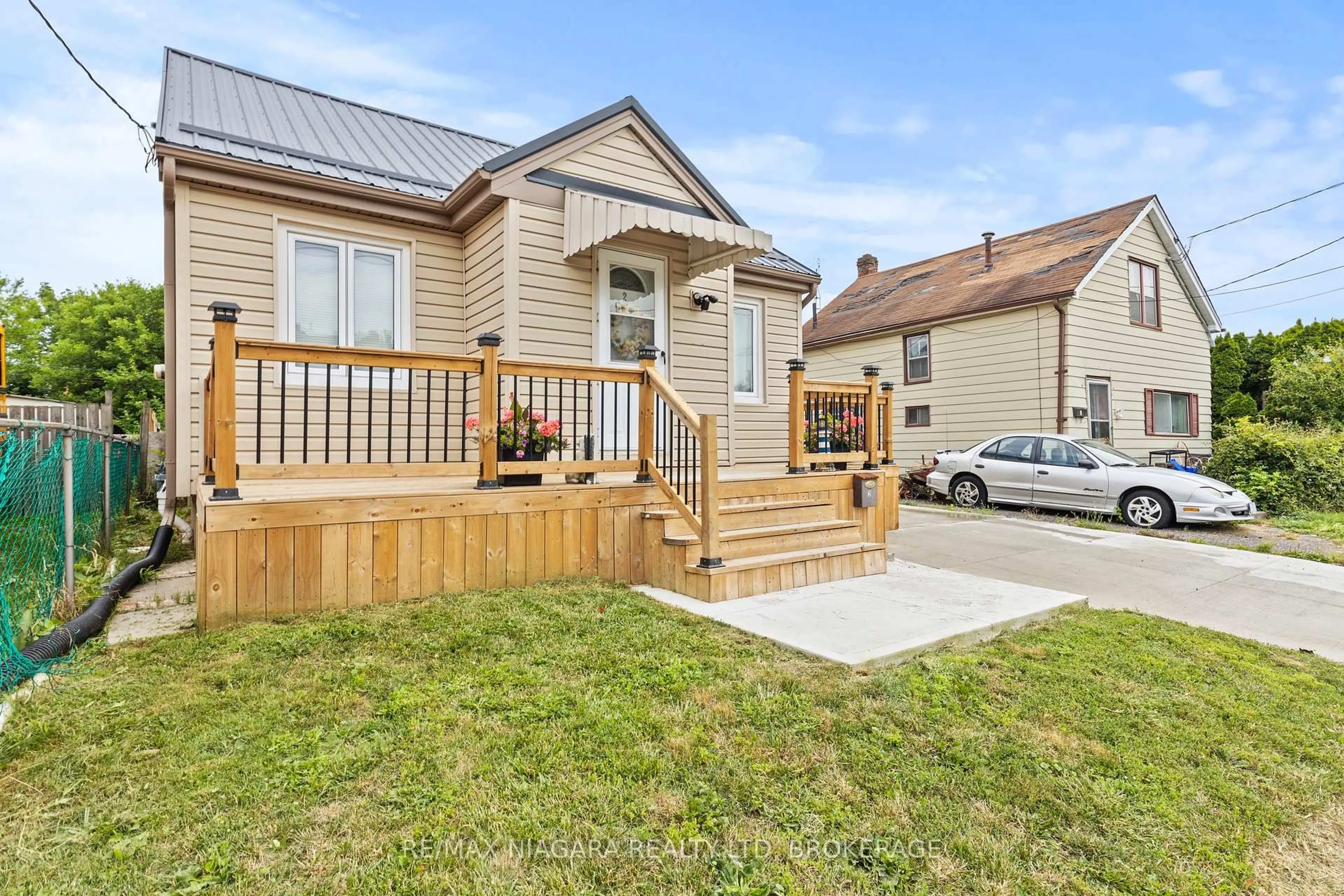 A pic from outside/outdoor area/front of a property/back of a property/a pic from drone, street for 2 Antwerp St, St. Catharines Ontario L2S 1J8