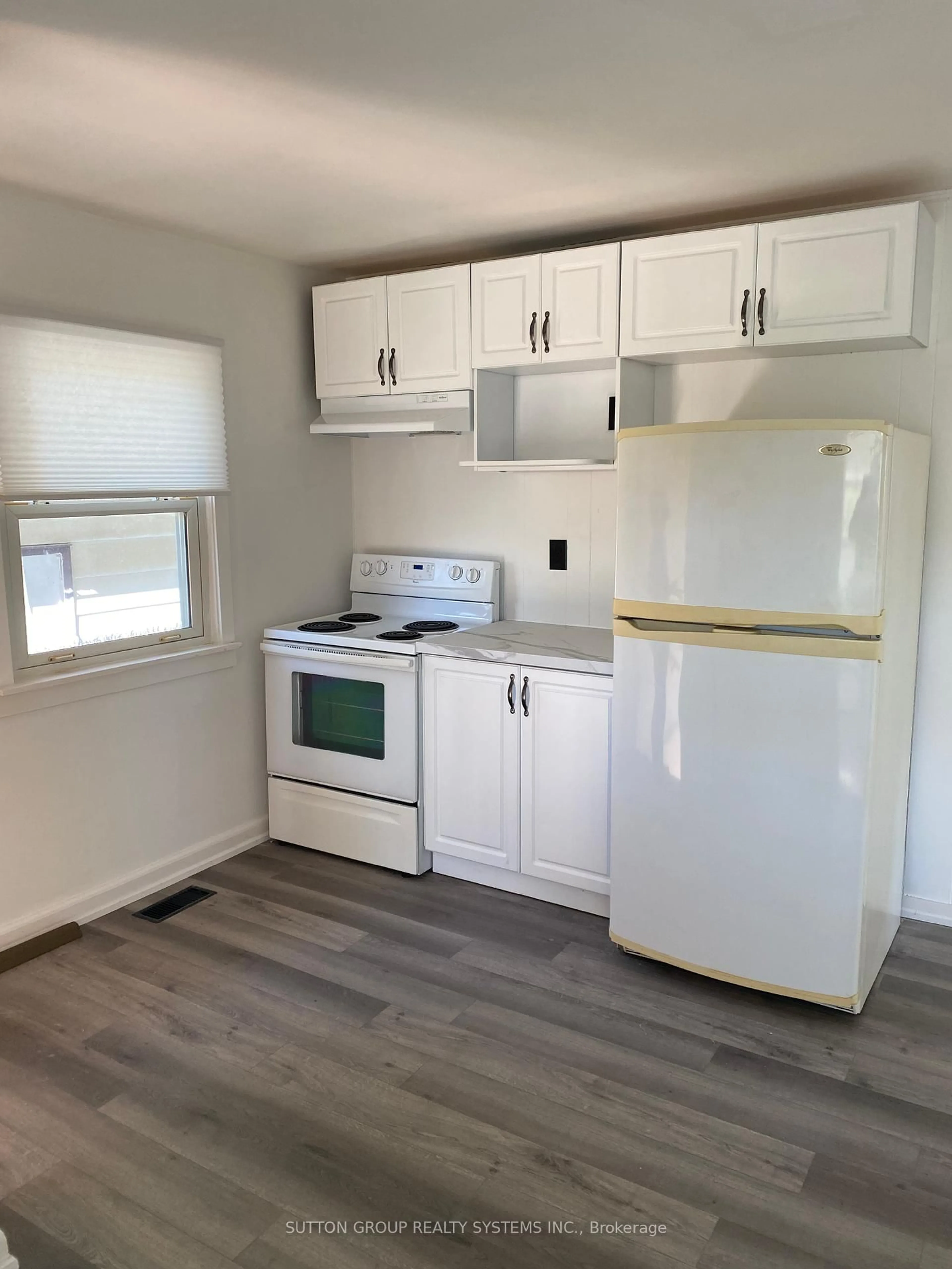 Standard kitchen, wood/laminate floor for 30 Perry Ave, Brighton Ontario K0K 1H0