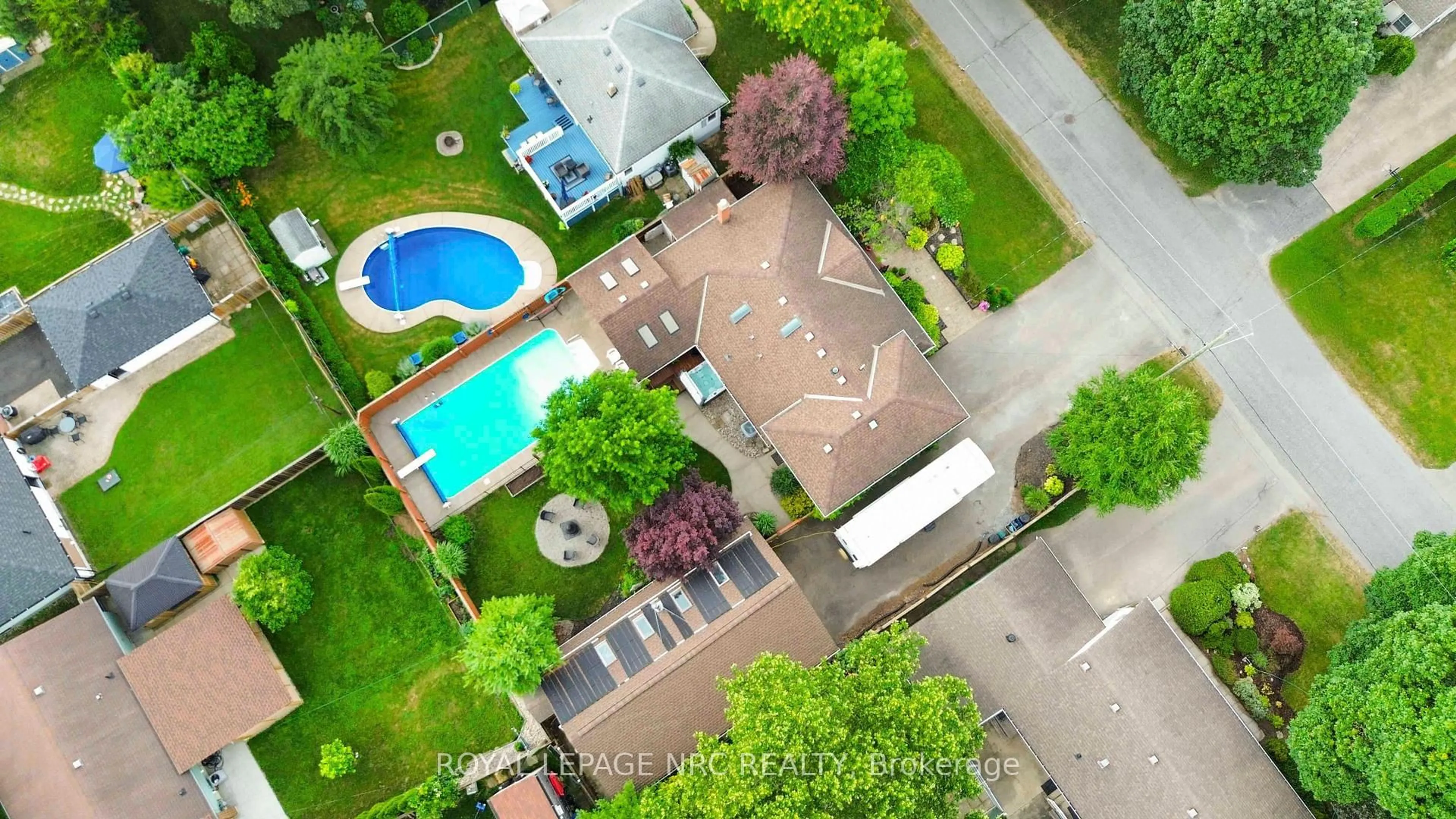 A pic from outside/outdoor area/front of a property/back of a property/a pic from drone, unknown for 24 Northdale Dr, St. Catharines Ontario L2M 3N7