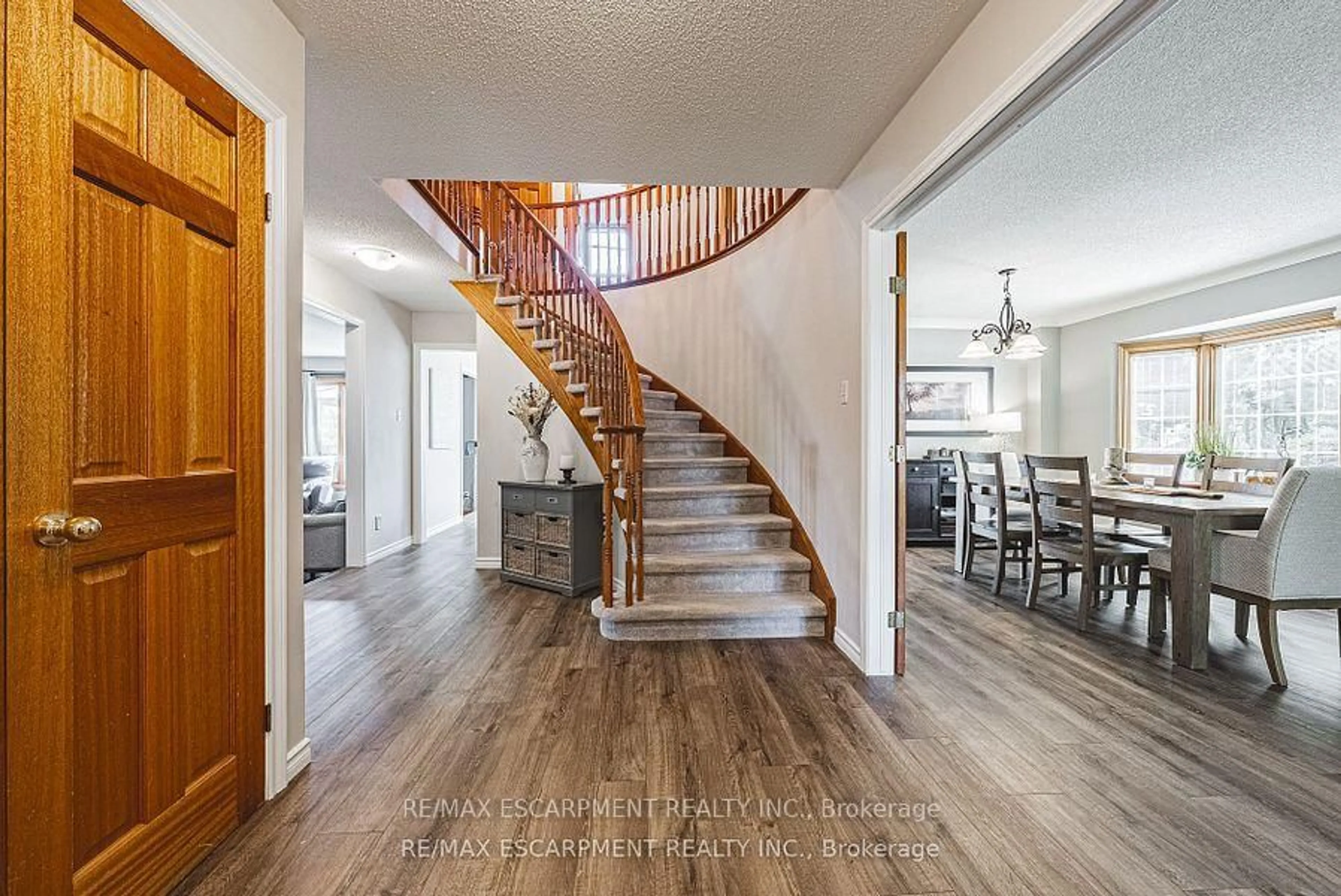Indoor entryway for 185 COMFORT Crt, Hamilton Ontario L0R 1W0