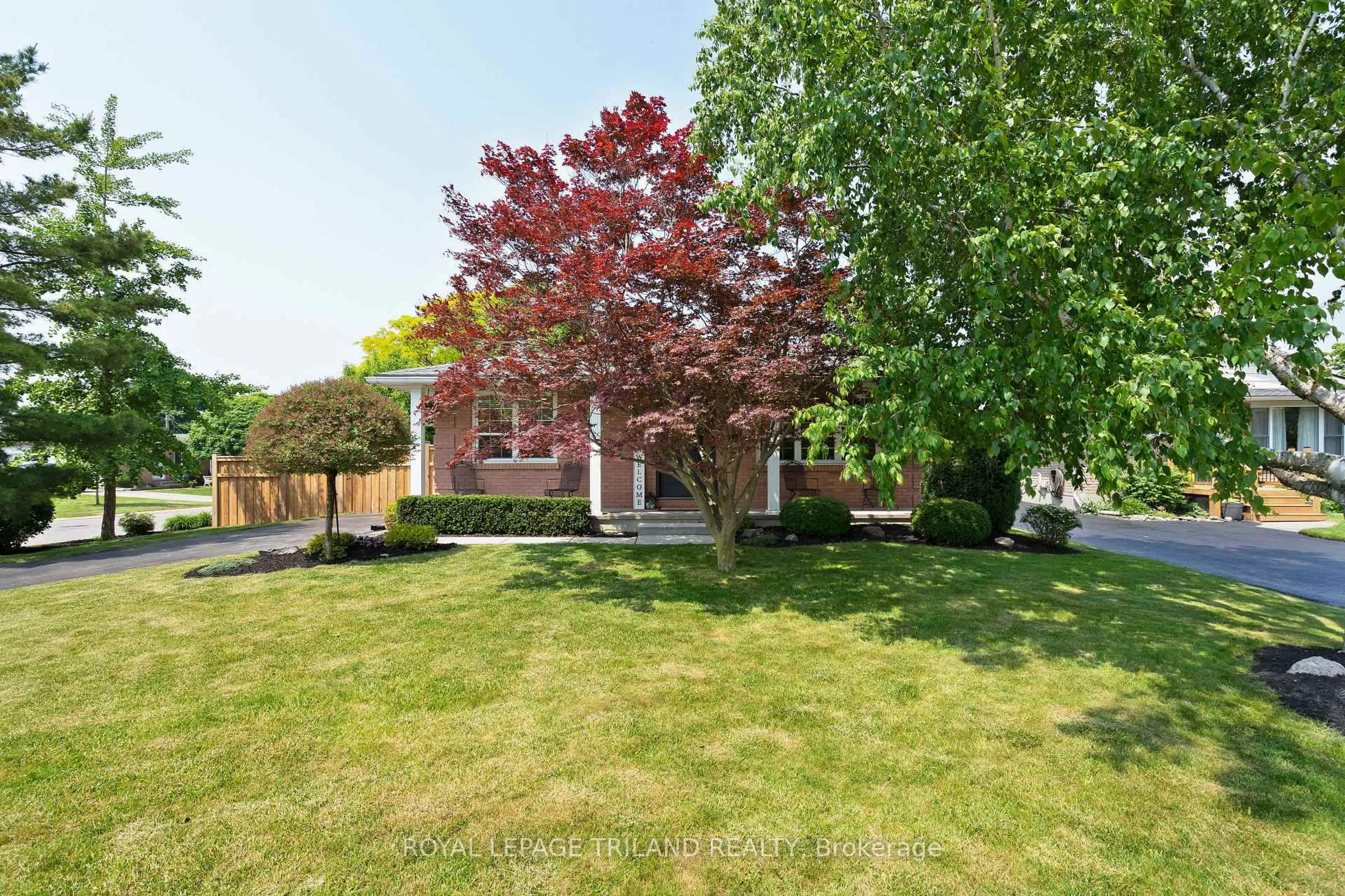 A pic from outside/outdoor area/front of a property/back of a property/a pic from drone, street for 126 Highview Dr, St. Thomas Ontario N5R 5R4