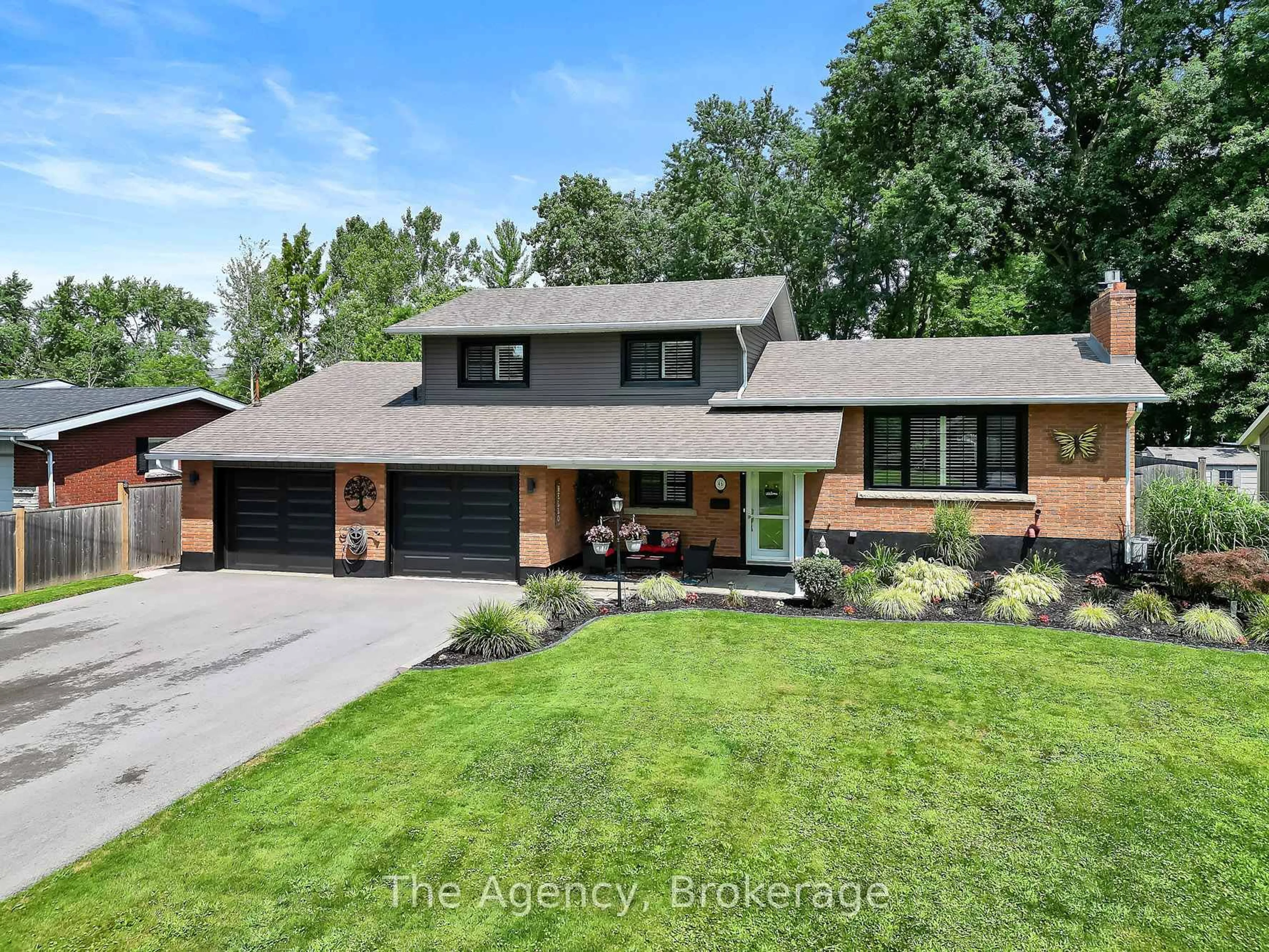 Home with brick exterior material, street for 46 Summerlea Ave, Welland Ontario L3C 3E7