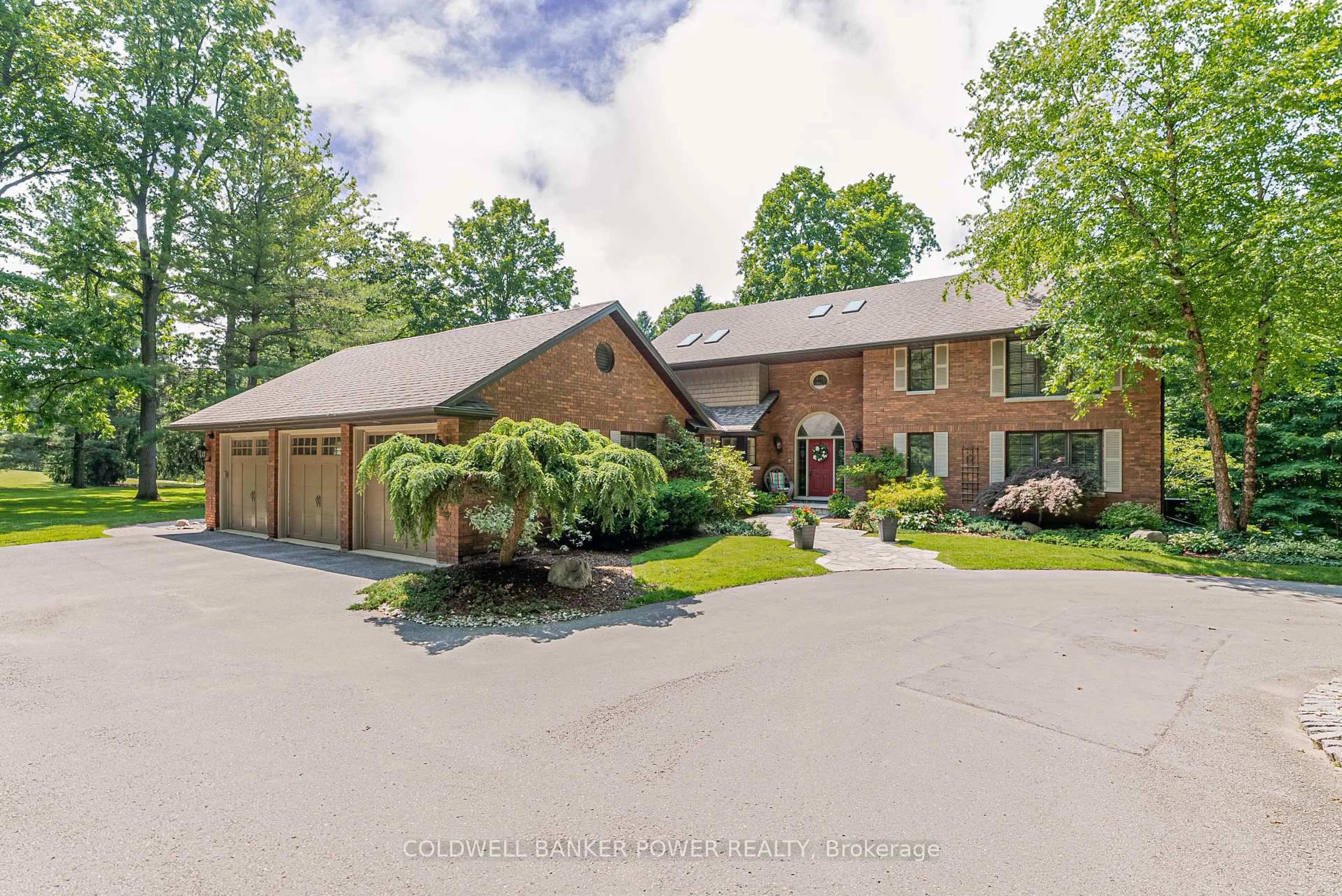 A pic from outside/outdoor area/front of a property/back of a property/a pic from drone, unknown for 11 Old Oak Lane, London South Ontario N6K 3S6