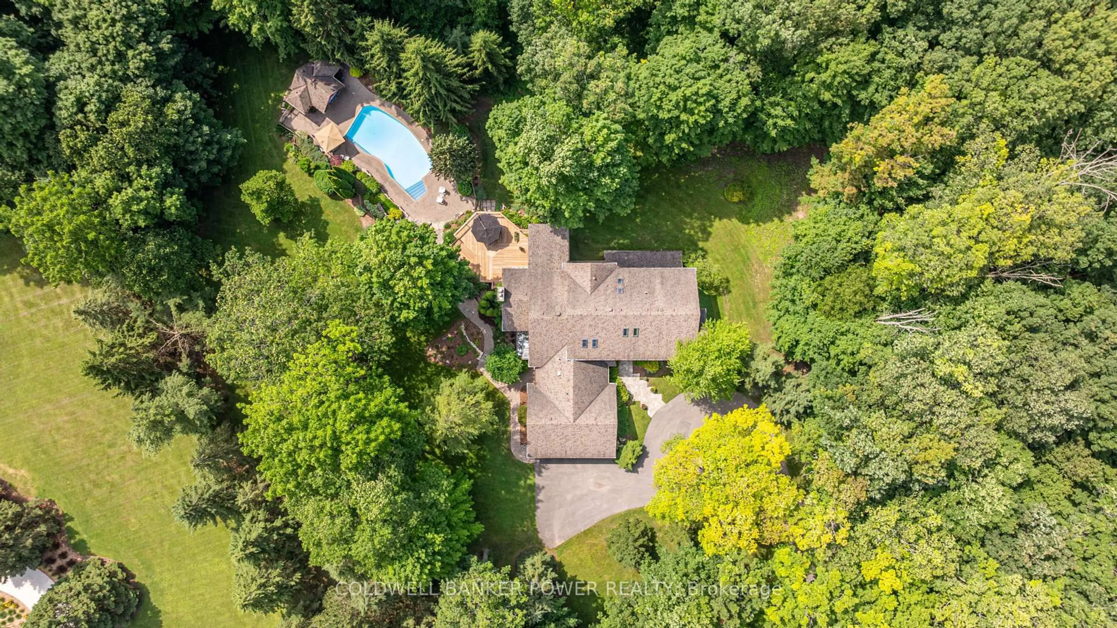 A pic from outside/outdoor area/front of a property/back of a property/a pic from drone, unknown for 11 Old Oak Lane, London South Ontario N6K 3S6