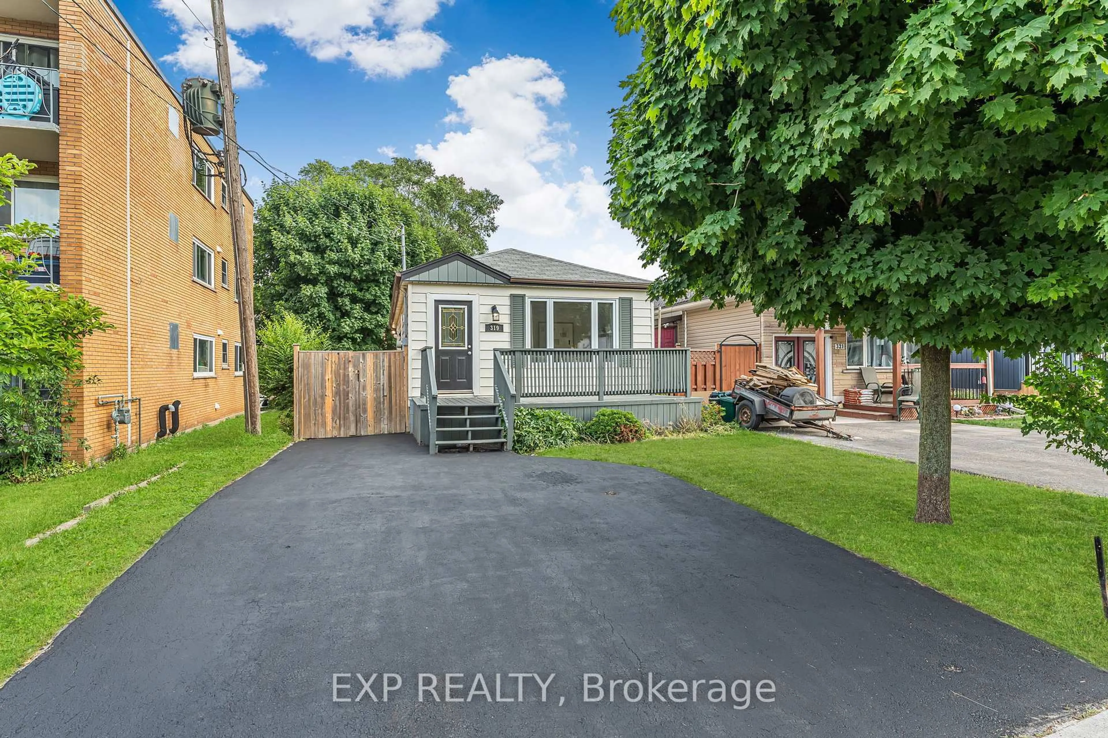 A pic from outside/outdoor area/front of a property/back of a property/a pic from drone, street for 319 East 28th St, Hamilton Ontario L8V 3J4